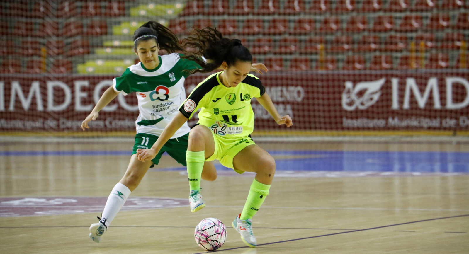 África Lozano presiona a una jugadora del Atlético Torcal.