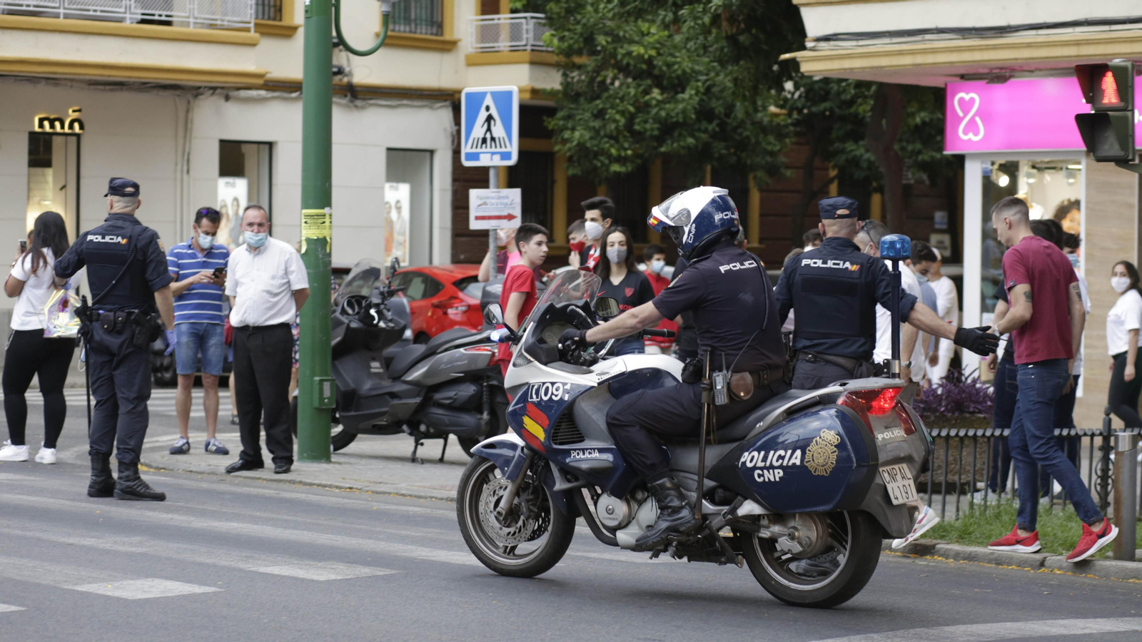 Mucha  presencia policial en el entorno del Sanchez Pizjuán  durante el derbi