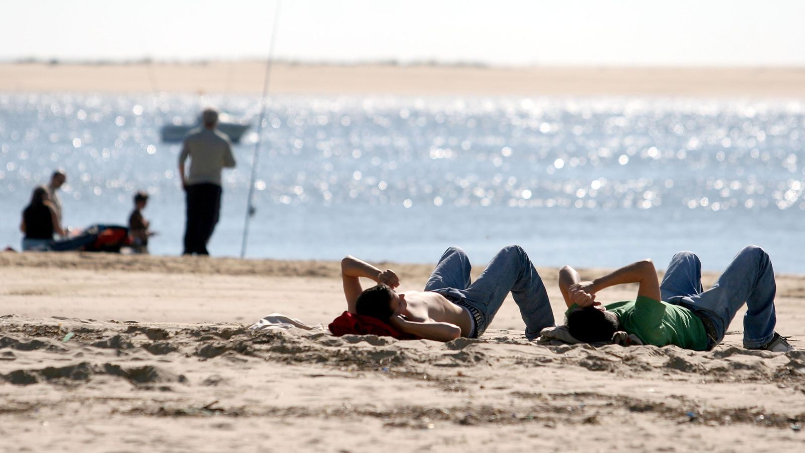 Gente disfrutando de la playa en pleno invierno.