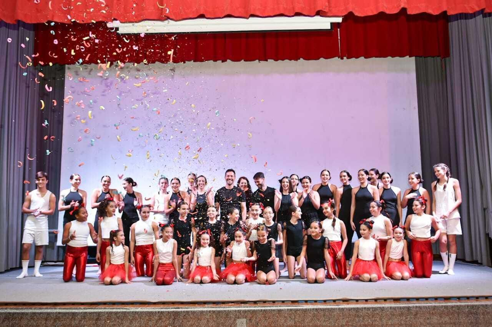 Foto de familia tras la gala del quinto aniversario del Club Diversia en La Salle. Foto de familia tras la gala del quinto aniversario del Club Diversia en La Salle.