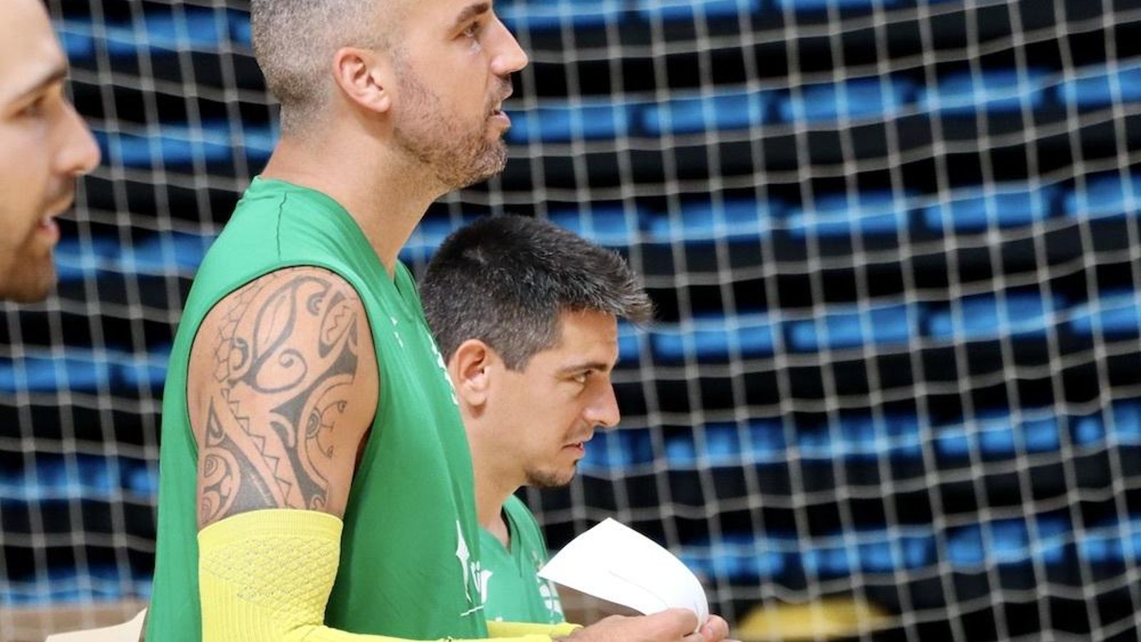 Borja Ruiz sostiene un papel durante un entrenamiento del stage de junio.