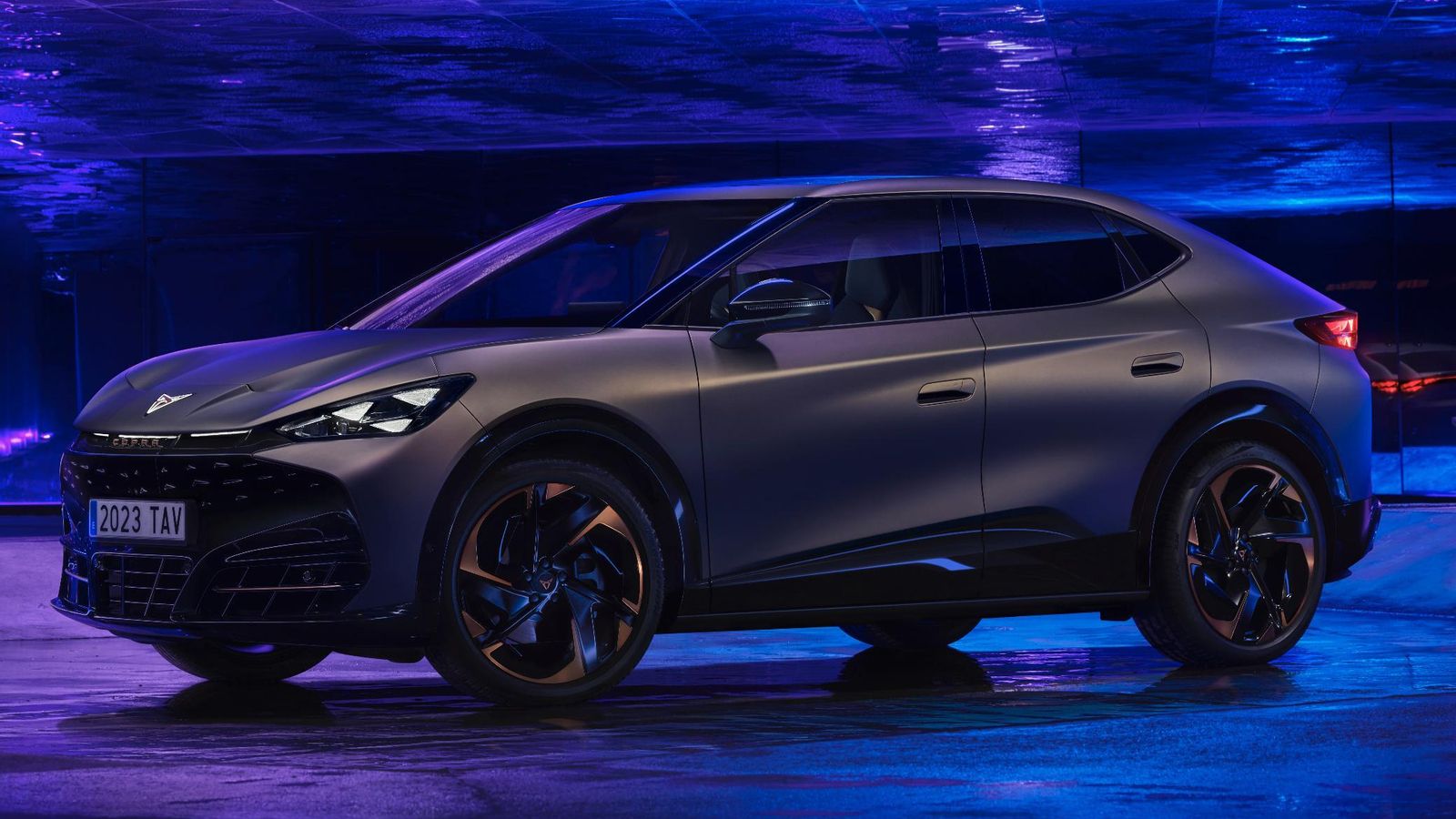 Habrá versiones con uno o dos motores, por el momento, sólo con la batería de 77 kWh.