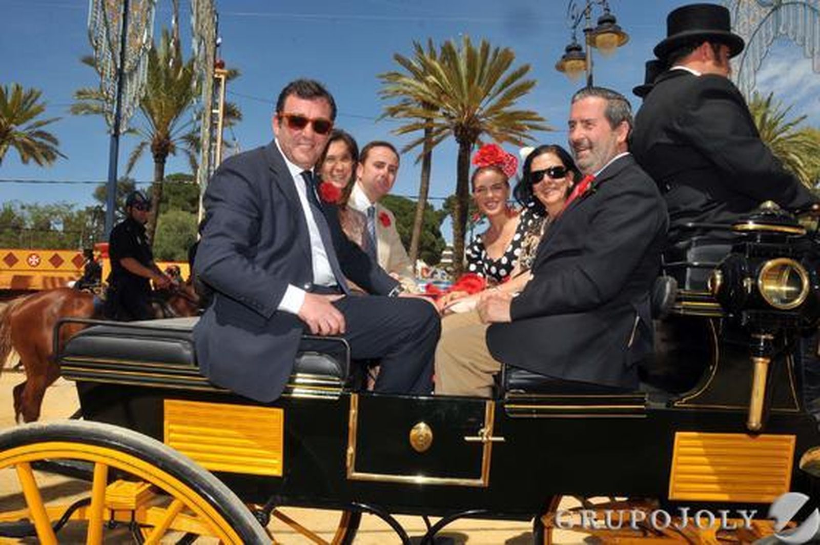 Ignacio García Cosgaya, director Comercial y Márketing de Grupo Joly; Beatriz Zafra, Antonio Milla, director general de Aquagest Andalucía; Victoria Herrera, Nieves Do Campo y Eduardo Ferreira, del departamento de Comunicación de Aguas de Barcelona, montados en un coche de caballos frente a la caseta de este periódico.

Foto: Manuel Aranda