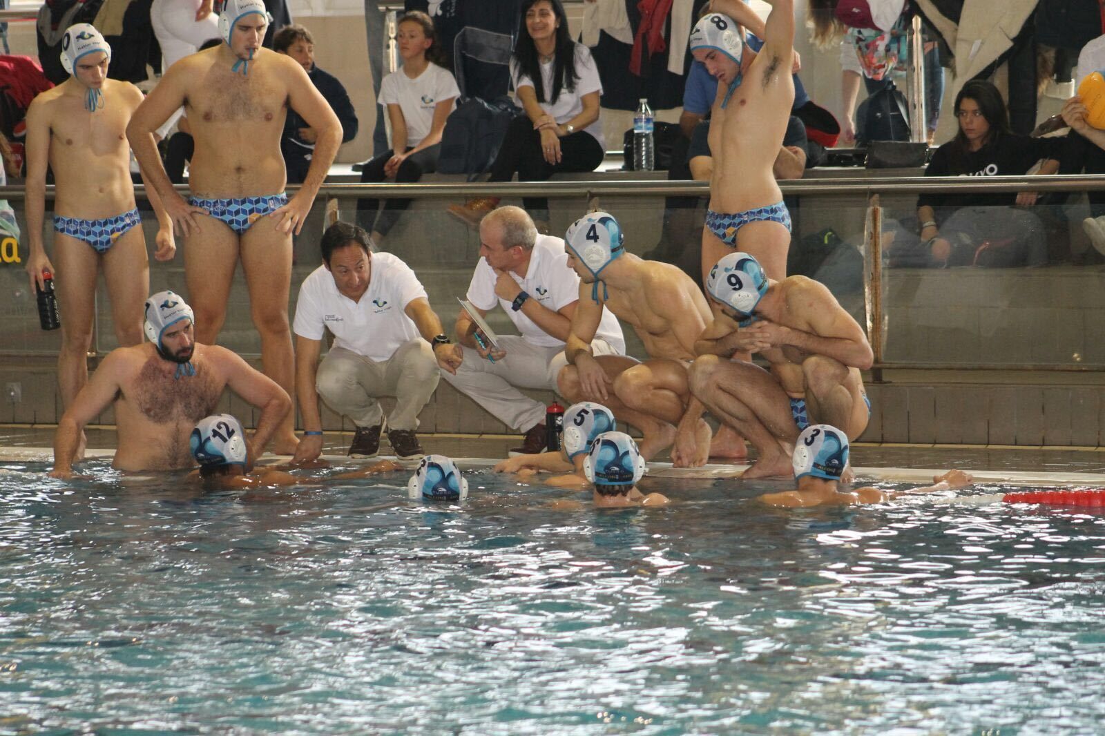 El equipo local, durante un tiempo muerto.