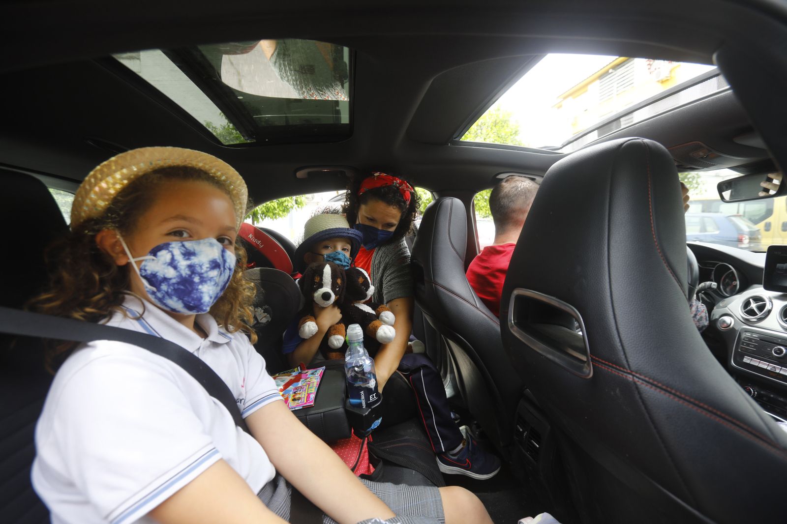 La familia de Shara y Vicente Castilla inicia su viaja a Fuengirola.