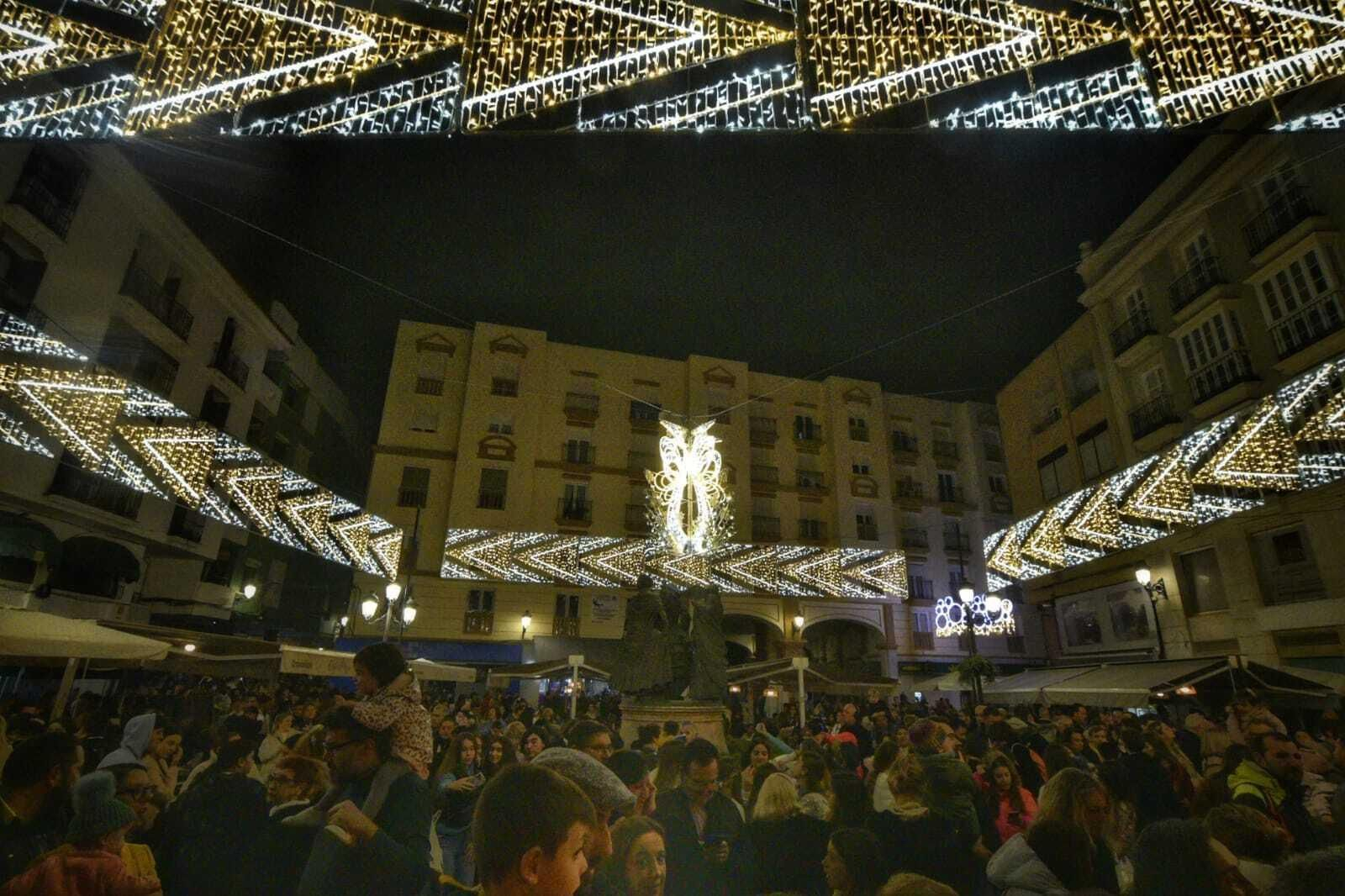 Luces de Navidad en la Plaza de la Iglesia de La Línea.