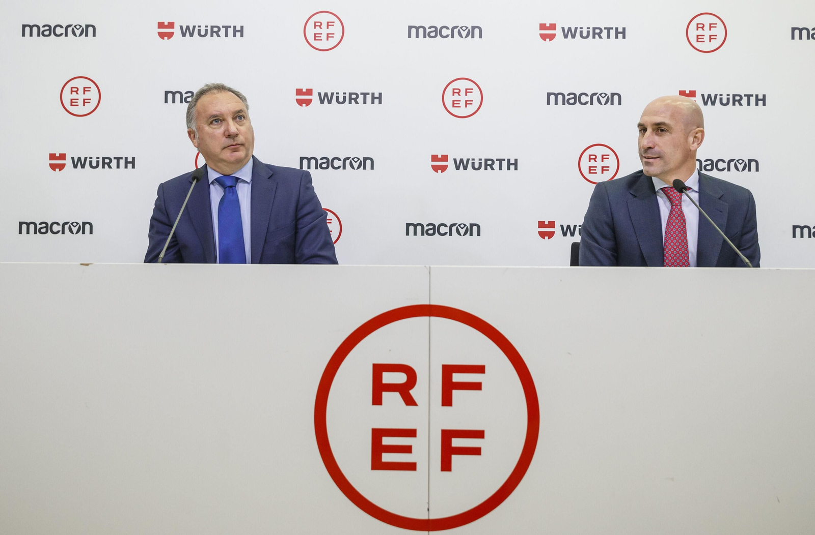 Luis Medina Cantalejo atiende a la prensa.