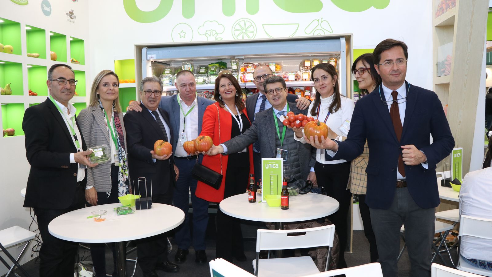 El alcalde de El Ejido, Francisco Góngora, mostrando su apoyo a una de las empresas del sector hortofrutícola.