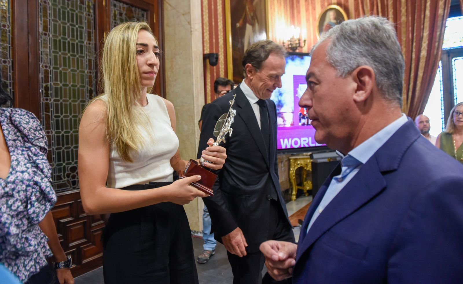 El alcalde recibe a Olga Carmona