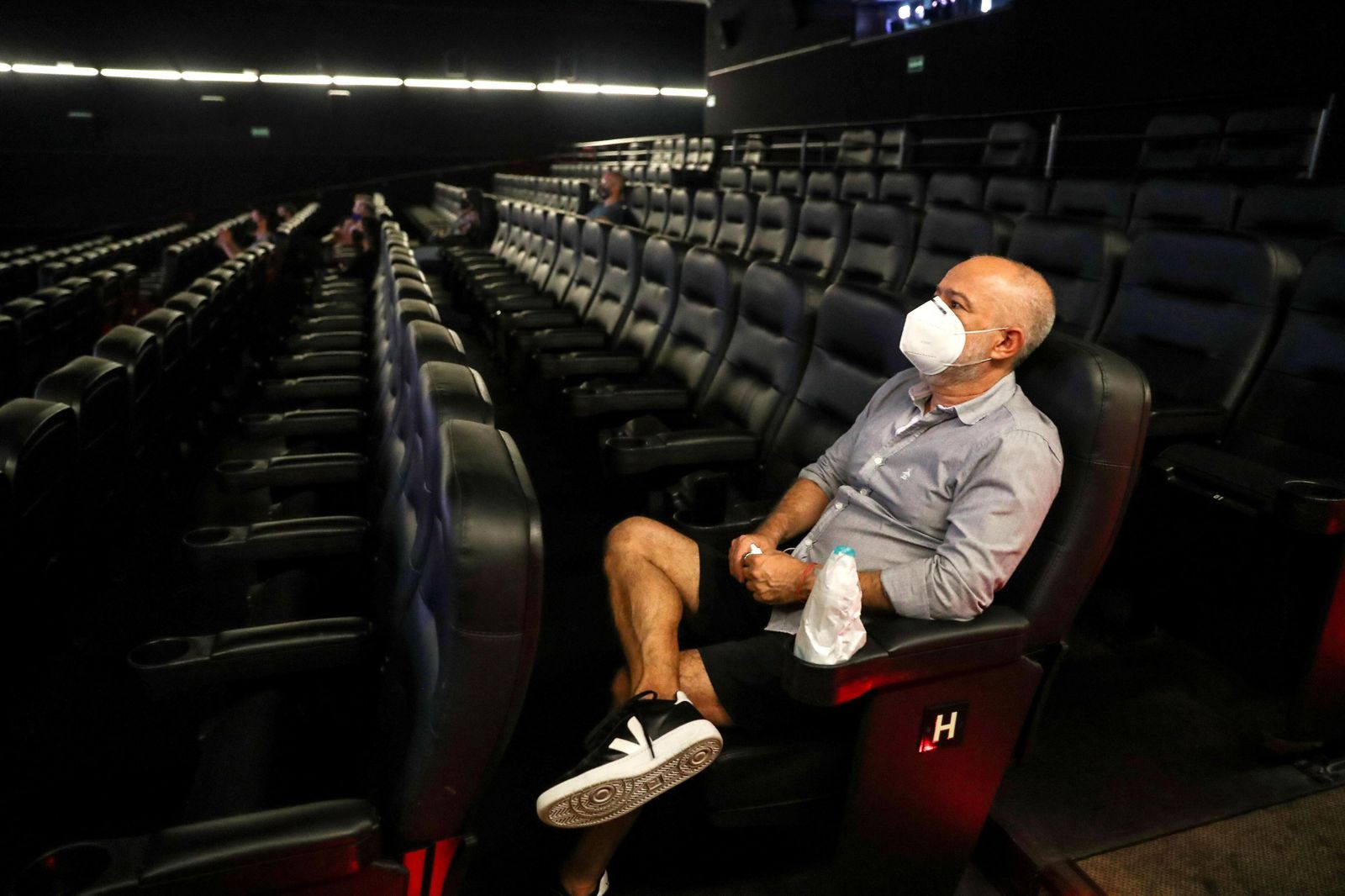 Un espectador en una de las escasas salas de cine abiertas a fecha de hoy en Andalucía.