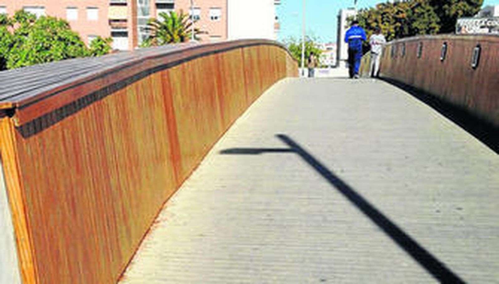Mejoras en el paso peatonal sobre el río que conecta el centro con la Barriada del Carmen.