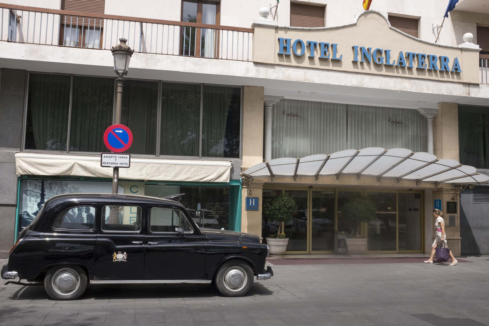 La fachada del Hotel Inglaterra, en la Plaza Nueva.