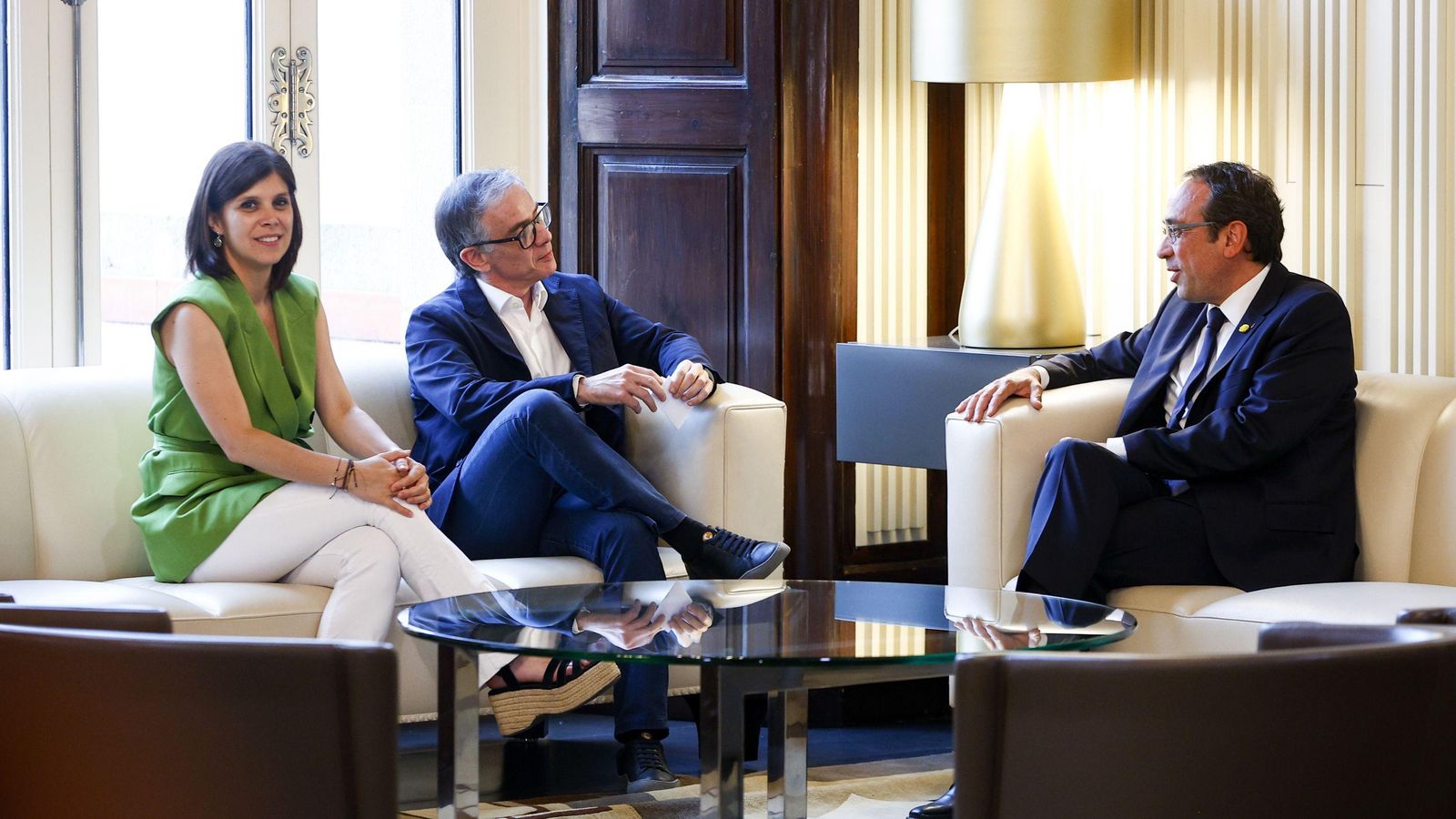 El presidente del Parlamento catalán, Josep Rull, junto a los líderes de ERC en la ronda de consultas para proponer un candidato a presidente de la Generalitat. El presidente del Parlamento catalán, Josep Rull, junto a los líderes de ERC en la ronda de consultas para proponer un candidato a presidente de la Generalitat.