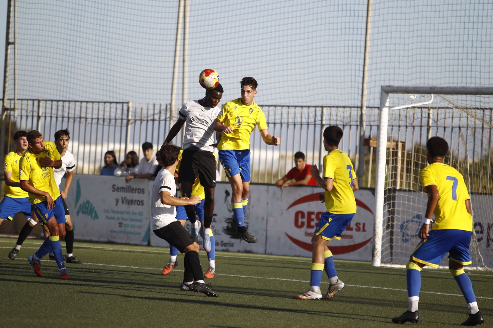 El cañaero Darlython disputa un balón aéreo durante un encuentro en casa de la presente temporada.