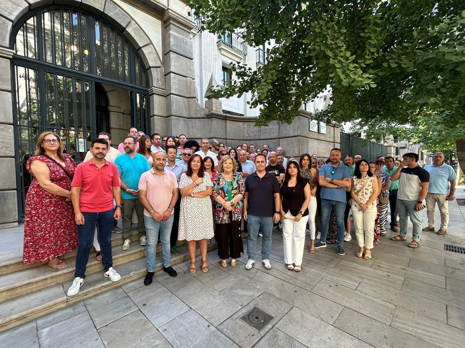Imagen de la concentración de alcaldes del PSOE en la sede del Banco de España de Granada
