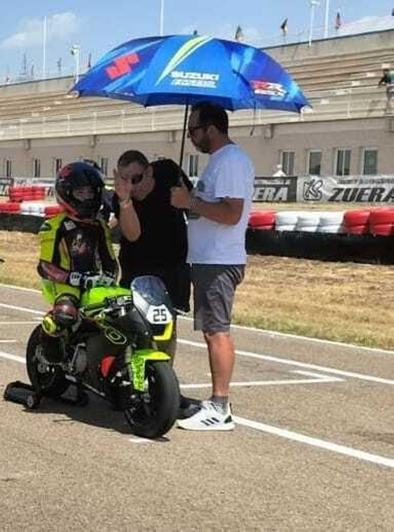 El piloto jerezano, junto a su mecánico Antonio Torres del Valle, y su padre.