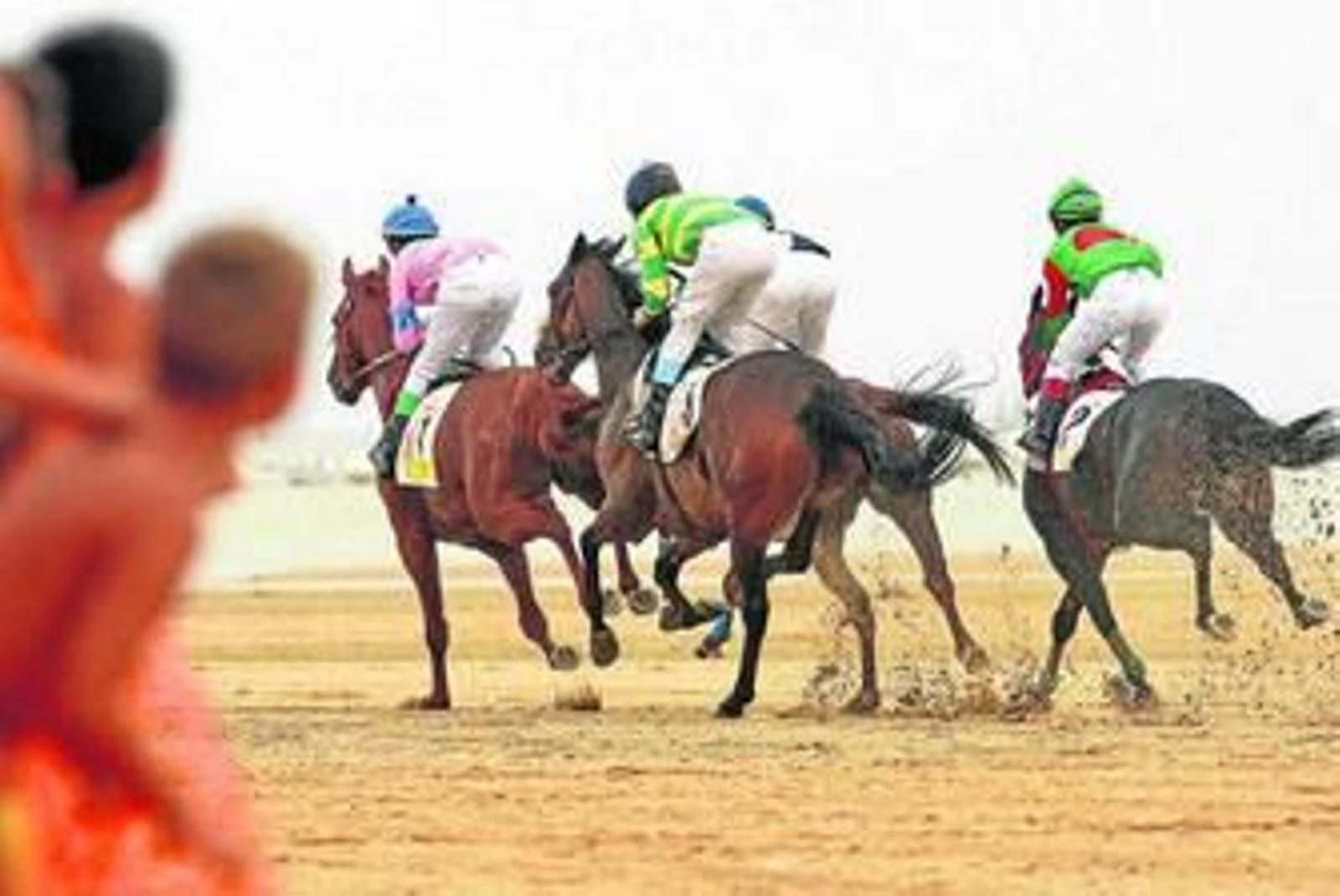 Imagen de la última edición de las populares carreras de caballos en las playas de Sanlúcar.