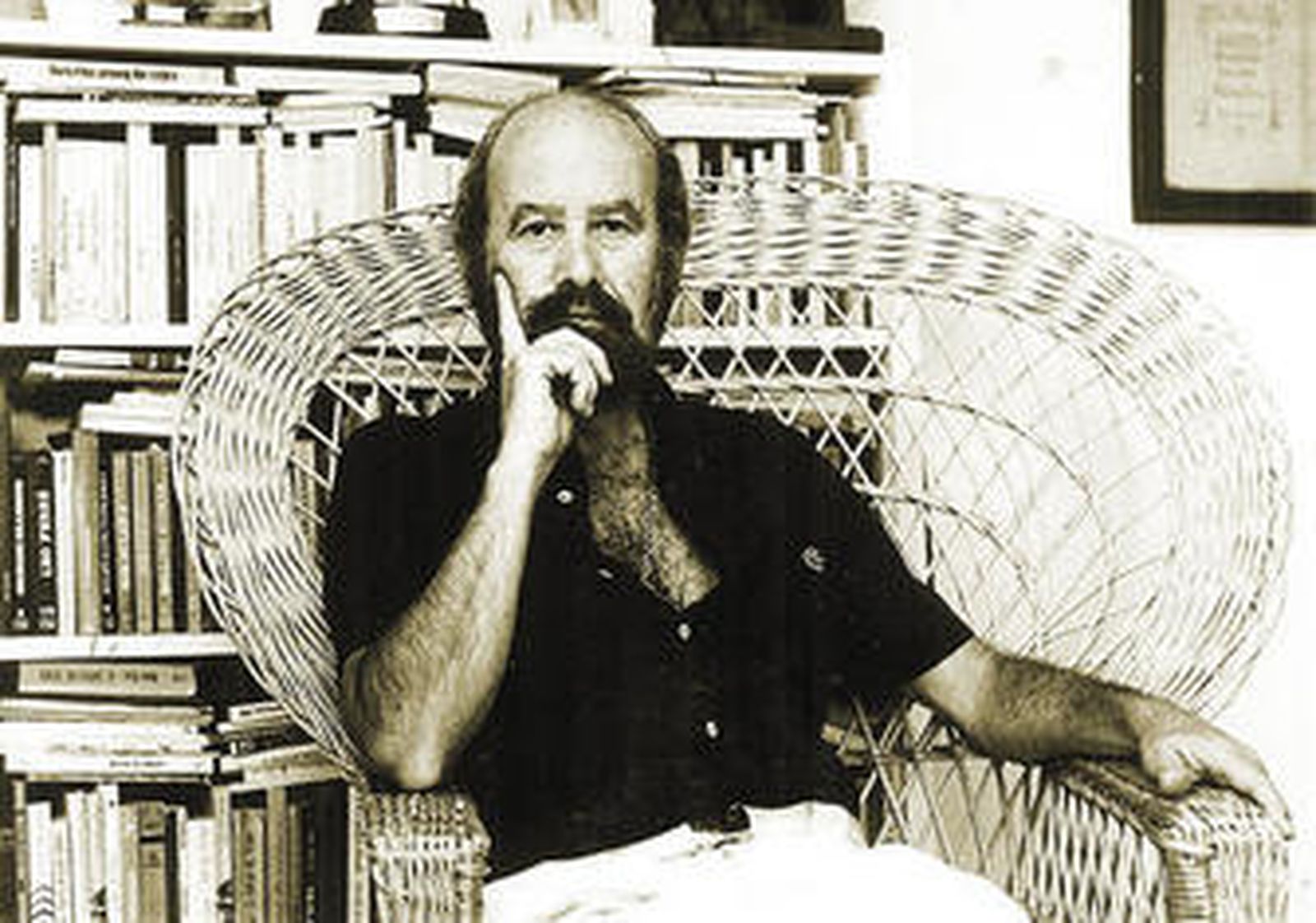 Caballero Bonald en su apartamento de Sanlúcar, en 1986.