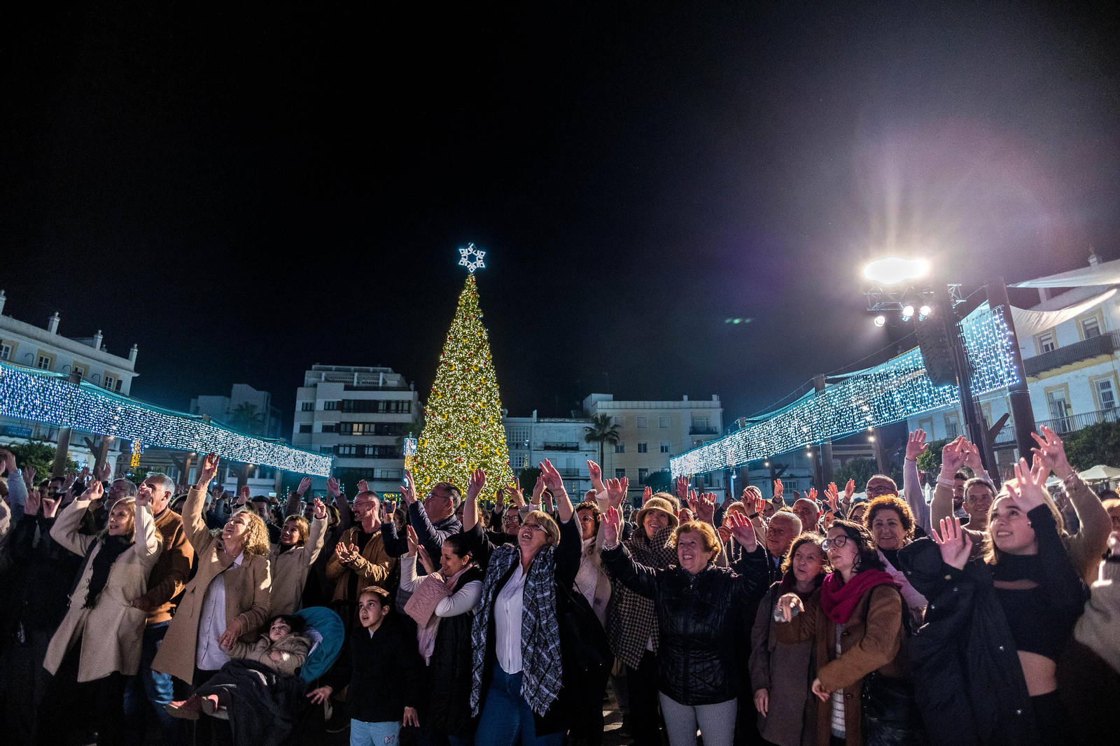 Doble sesión de zambombas navideñas en la plaza del Rey de San Fernando