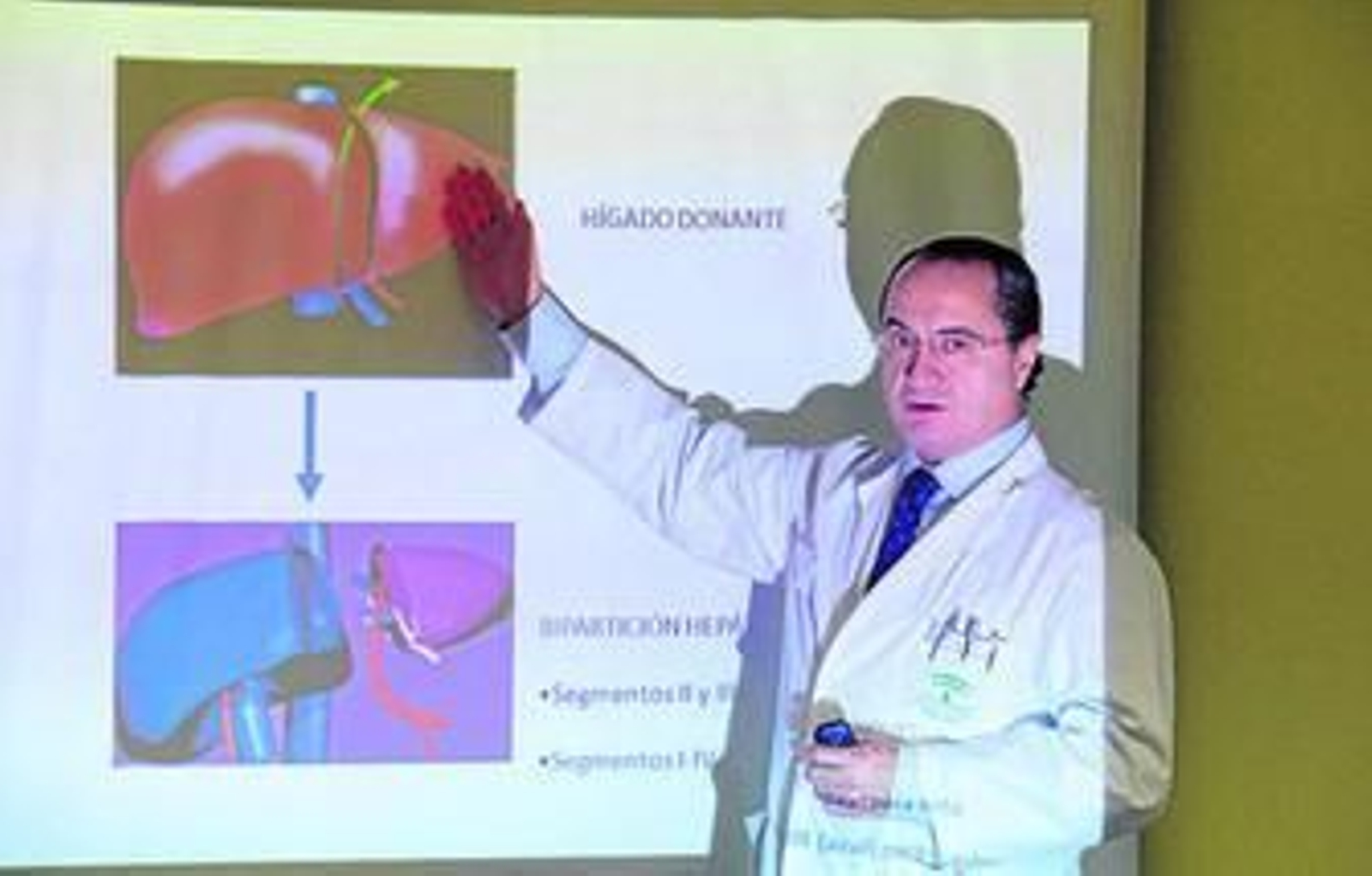 El doctor Sebastián Rufián, ayer en el Hospital Reina Sofía de Córdoba explicando la operación.