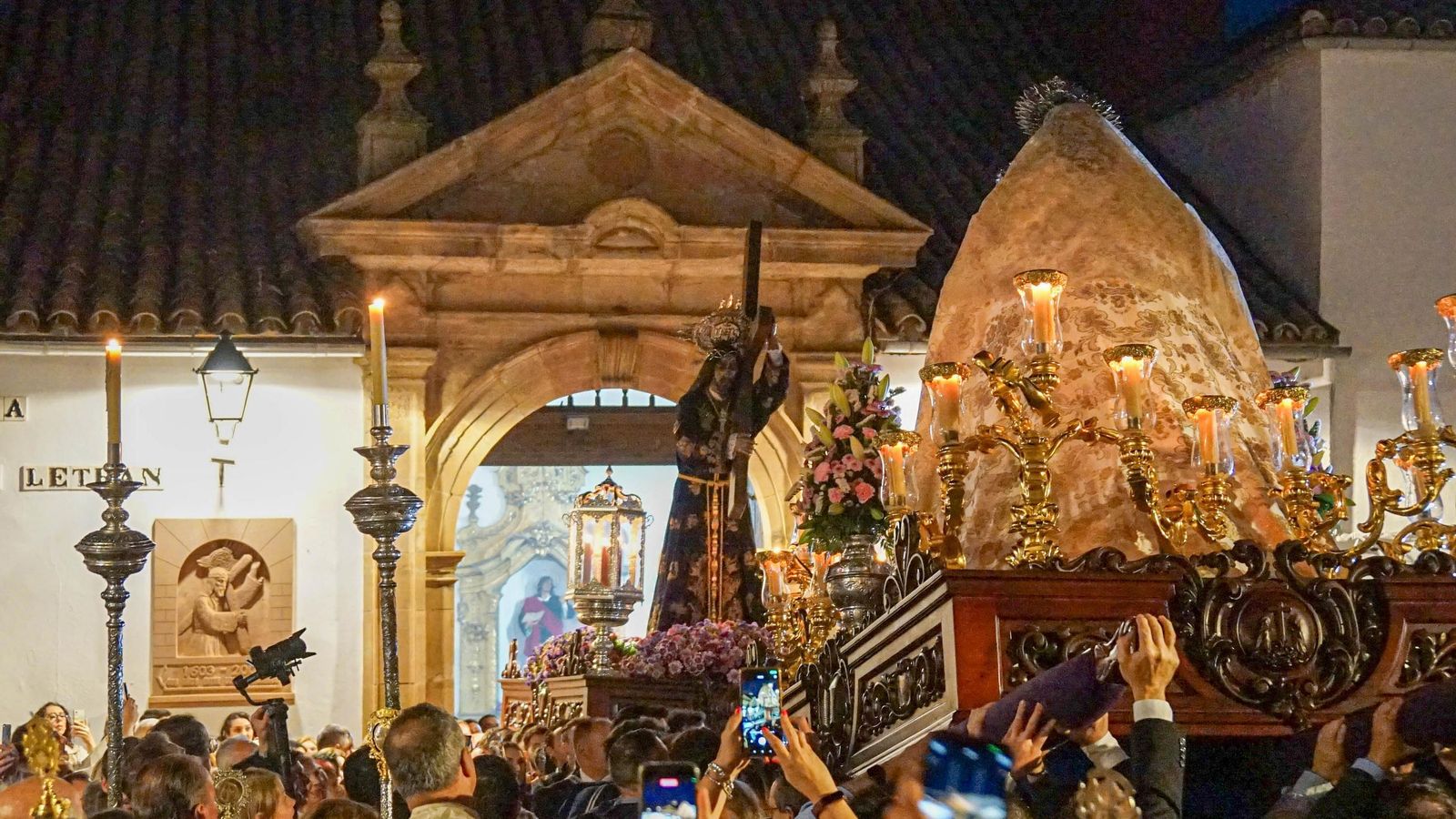 Encuentro entre Jesús Nazareno y la Virgen del Carmen en Montoro.