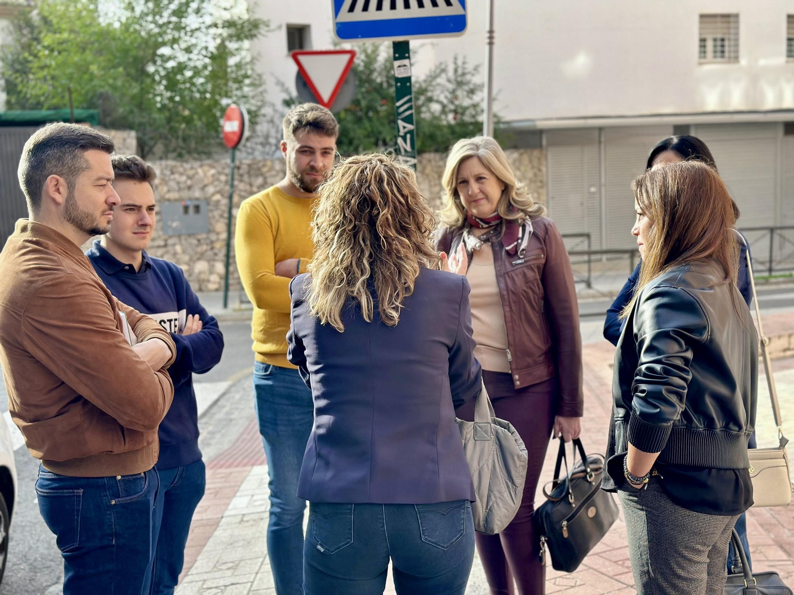 La portavoz de Vox en el Ayuntamiento, Beatriz Sánchez, junto a la concejal Mónica Rodríguez y el equipo de Voz en el Distrito Beiro.
