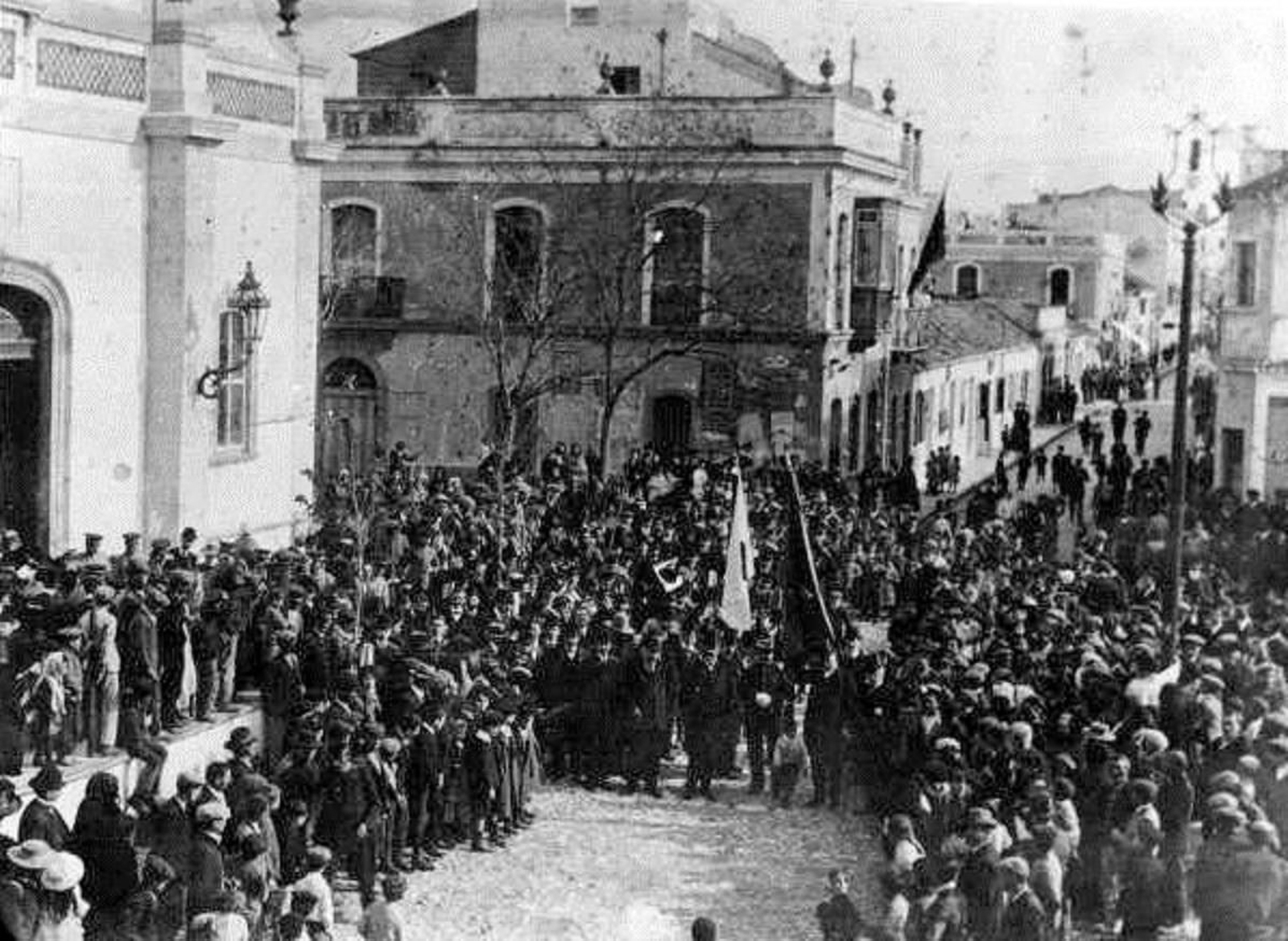 Bendición de la bandera de la Cruz Roja, en 1909.