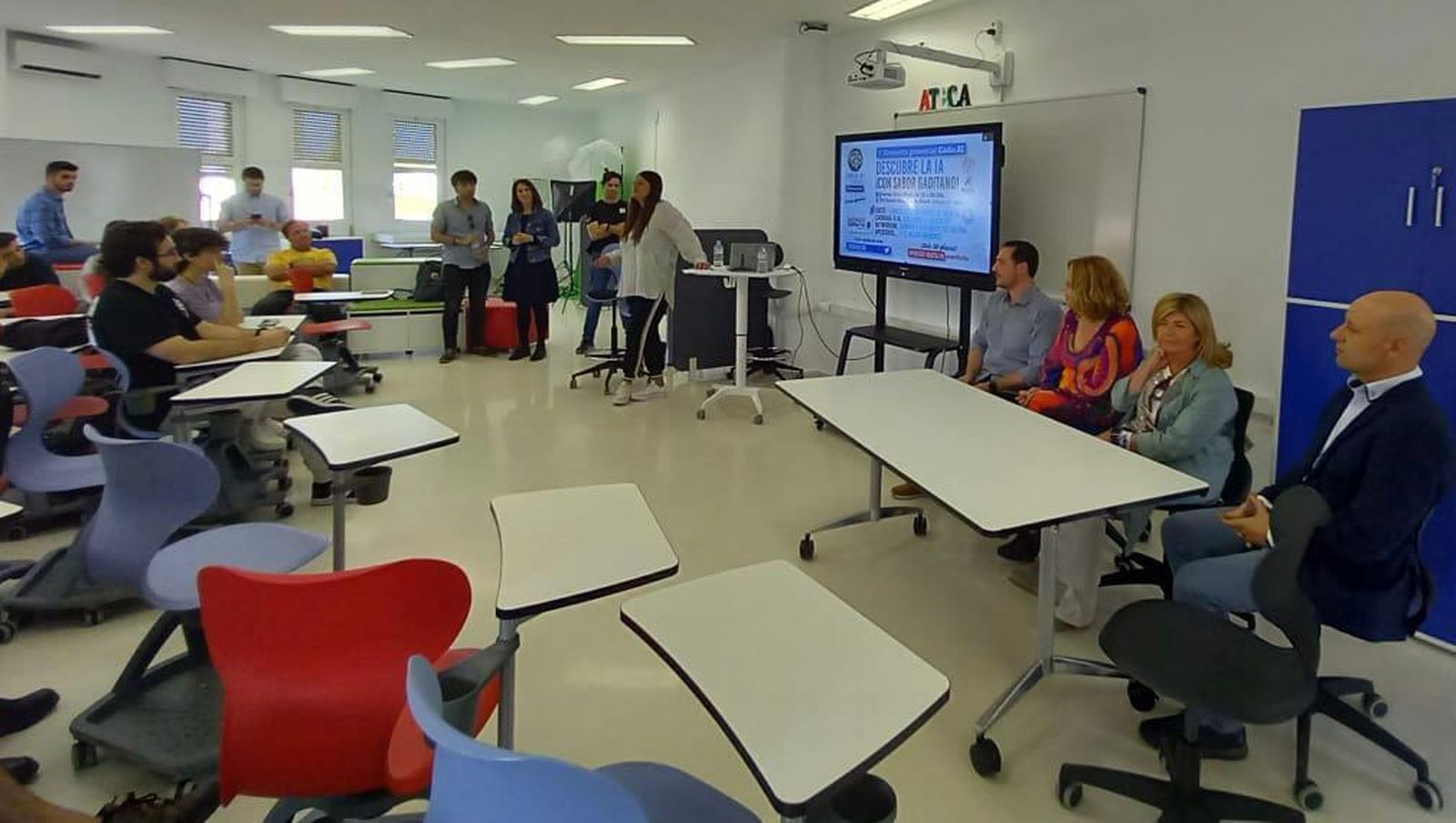 Los alumnos explicando su proyecto de IA.