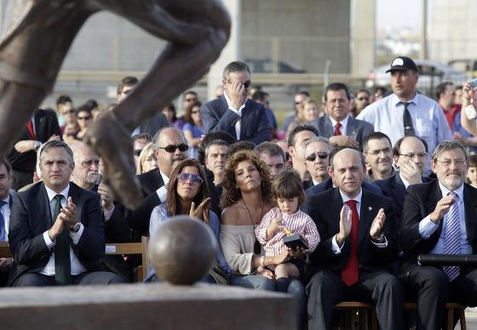 Familiares y miembros del club durante el acto de inauguración del momumento honorífico al malogrado futbolista.

Foto: Antonio Pizarro