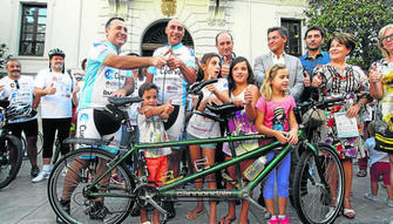 Miguel Ángel Abarca (izquierda), Jorge Abarca (centro) y Juan García Montero posan junto al tándem con familiares y amigos.