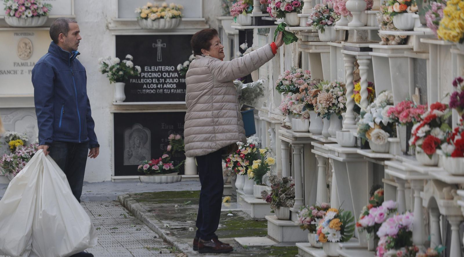 Fotos del Día de Todos Los Santos en el cementerio de La Línea