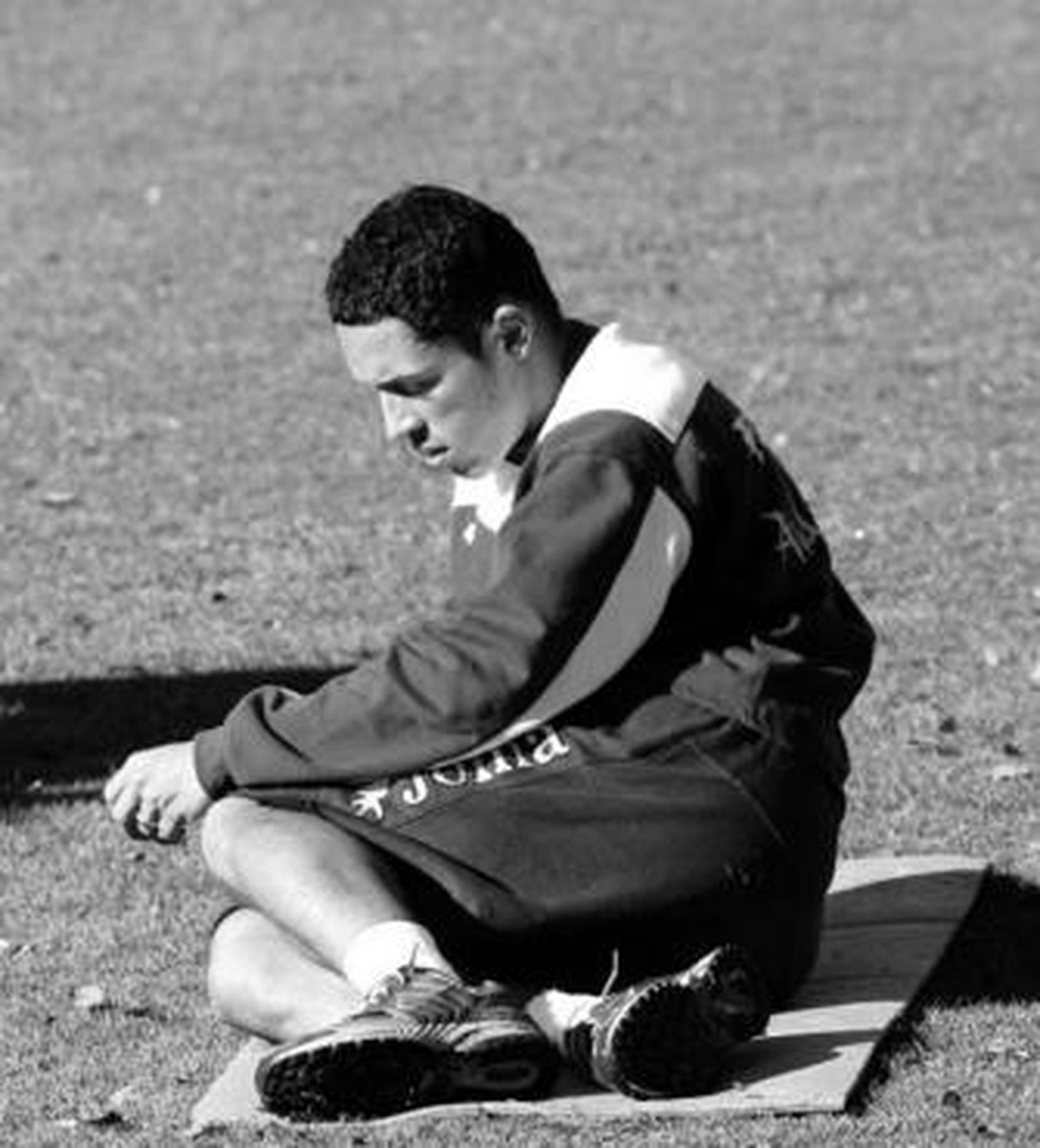 Adriano realiza estiramientos durante un entrenamiento antes de su lesión.