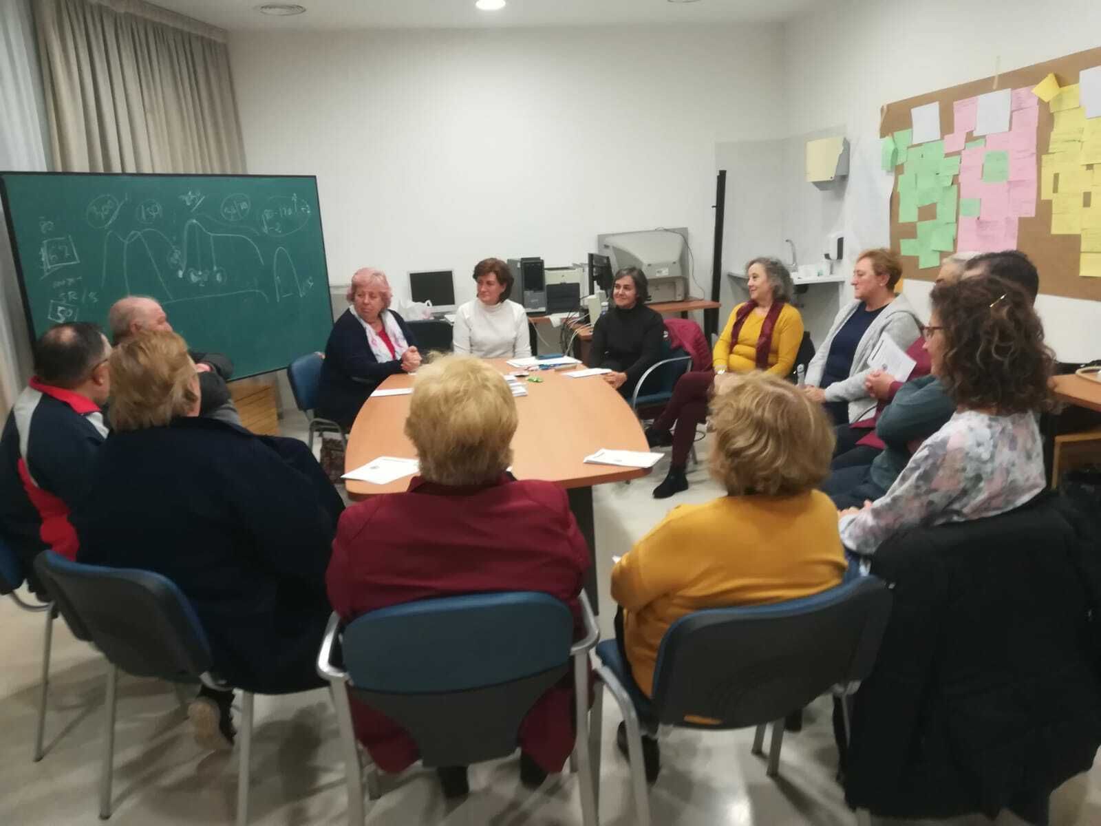 Participantes en una reunión de la Escuela de Pacientes con Diabetes.