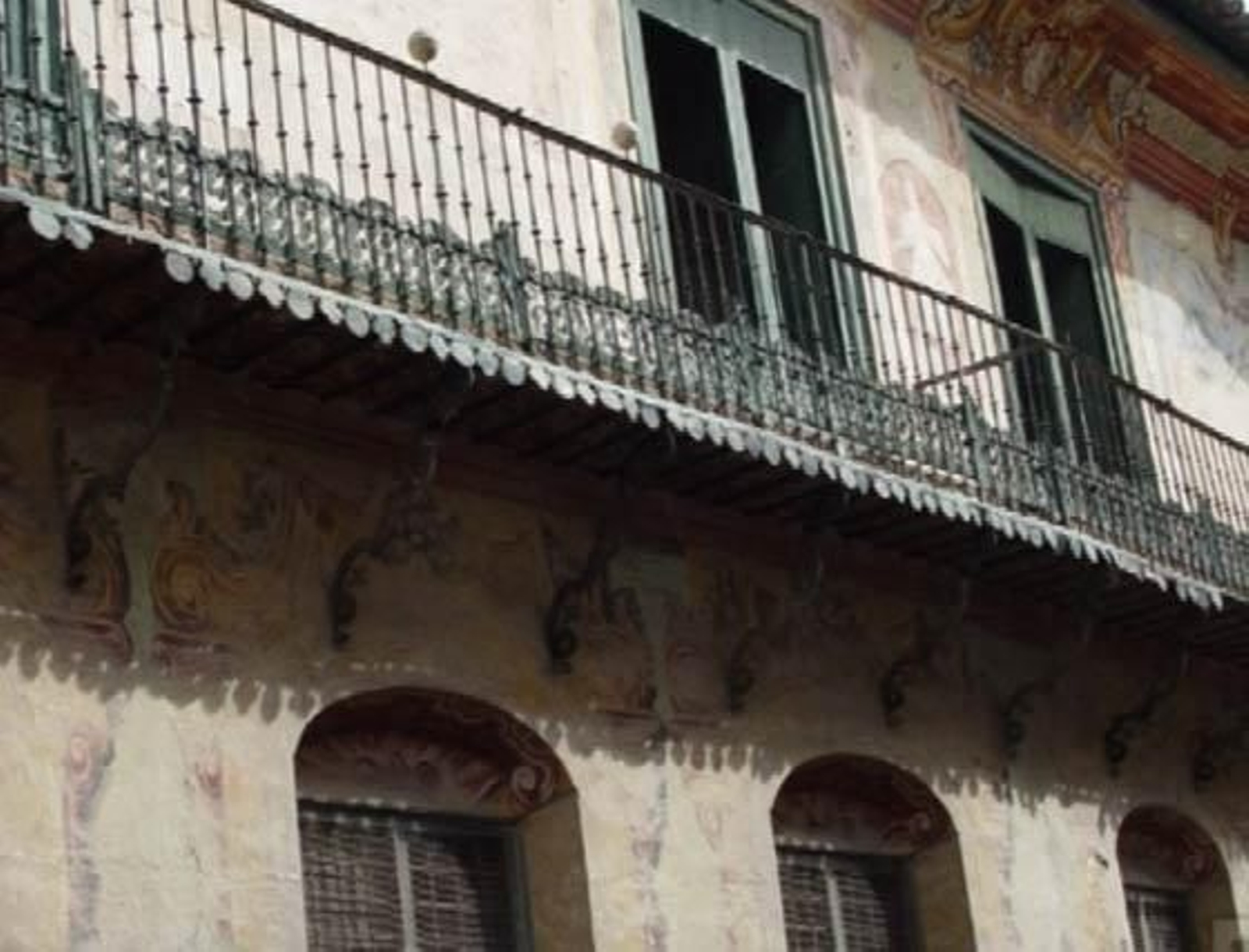 Una zona abalconada hacia el patio del palacio.