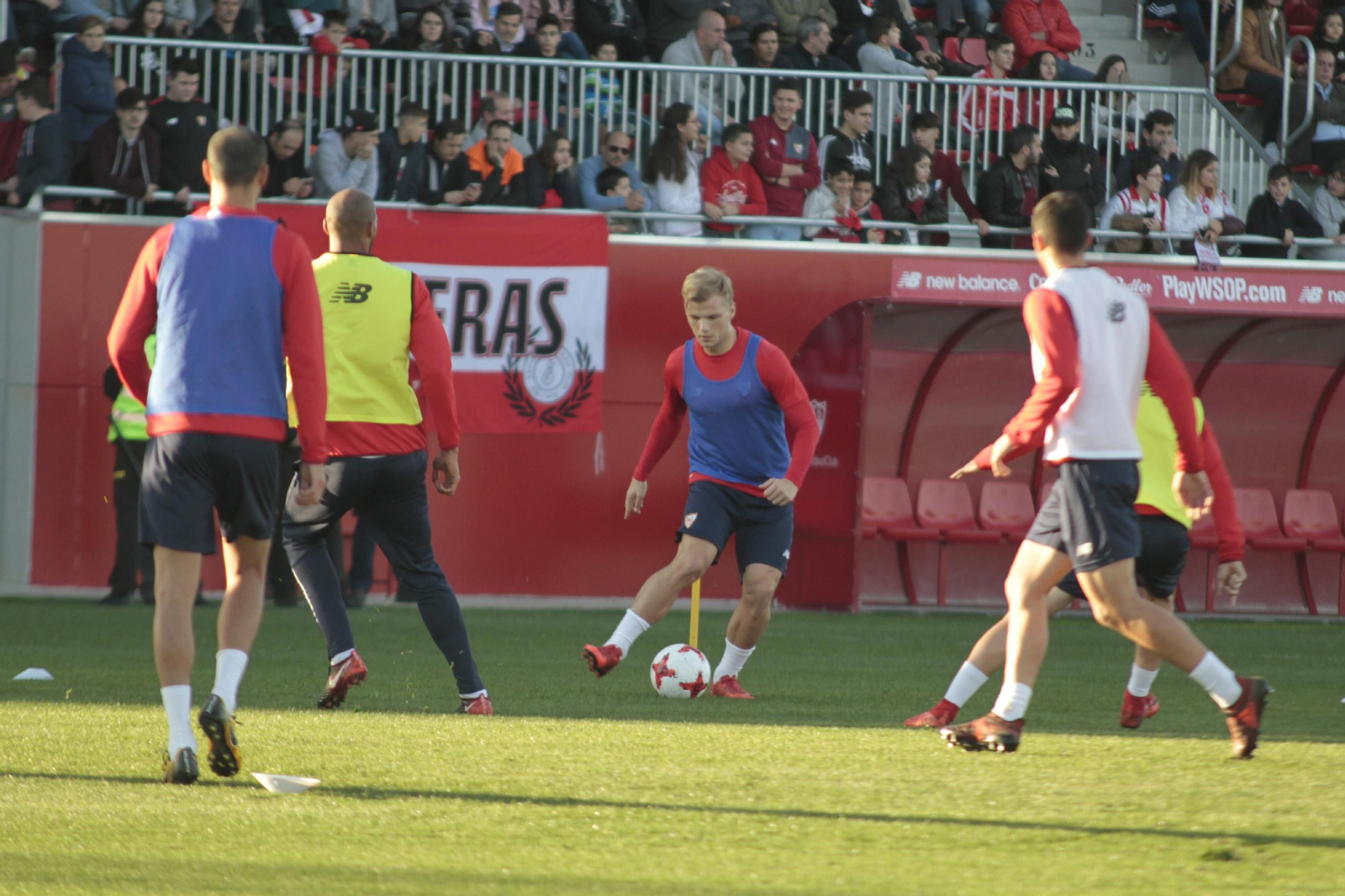 El entrenamiento del Sevilla a puerta abierta