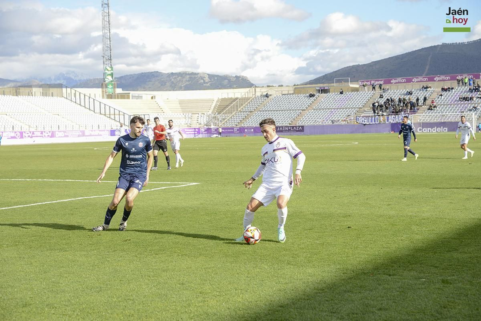 Joseliyo encara a un defensa en el derbi ante el CD Torreperogil.