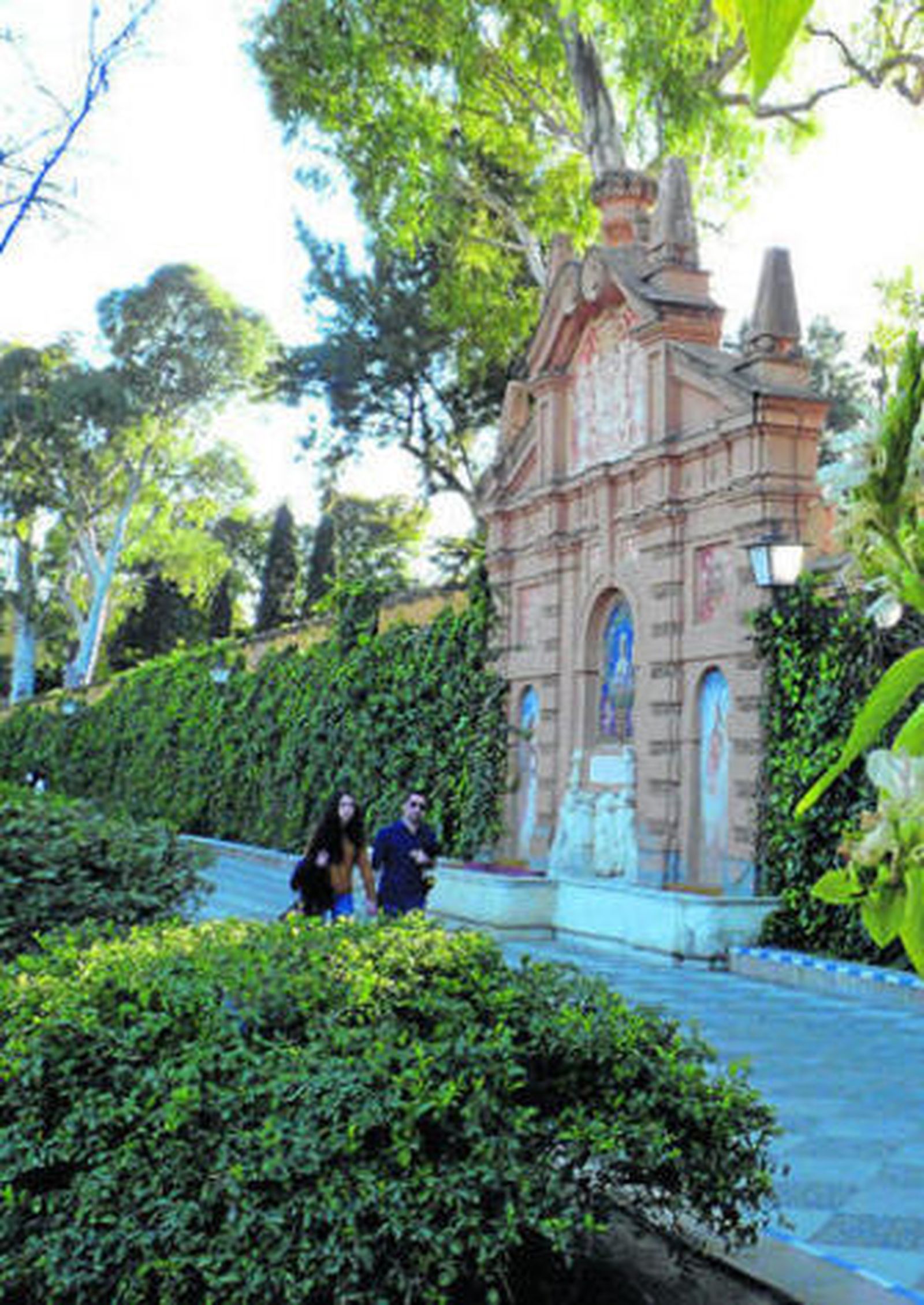 El recuerdo en cerámica a Catalina de Ribera, ornamento identitario en los Jardines de Murillo.