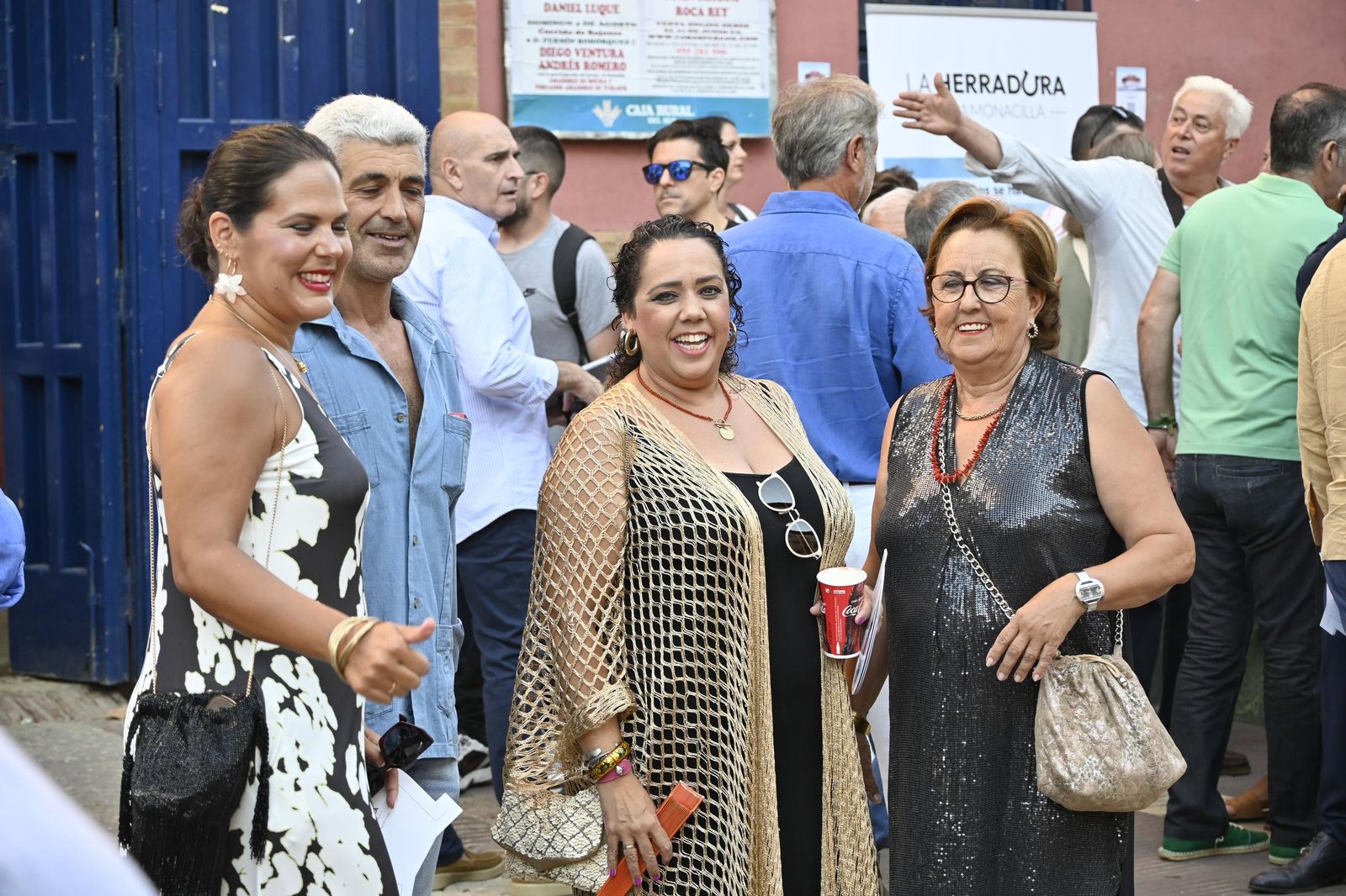 Imágenes de ambiente en el cuarto día de toros en Huelva