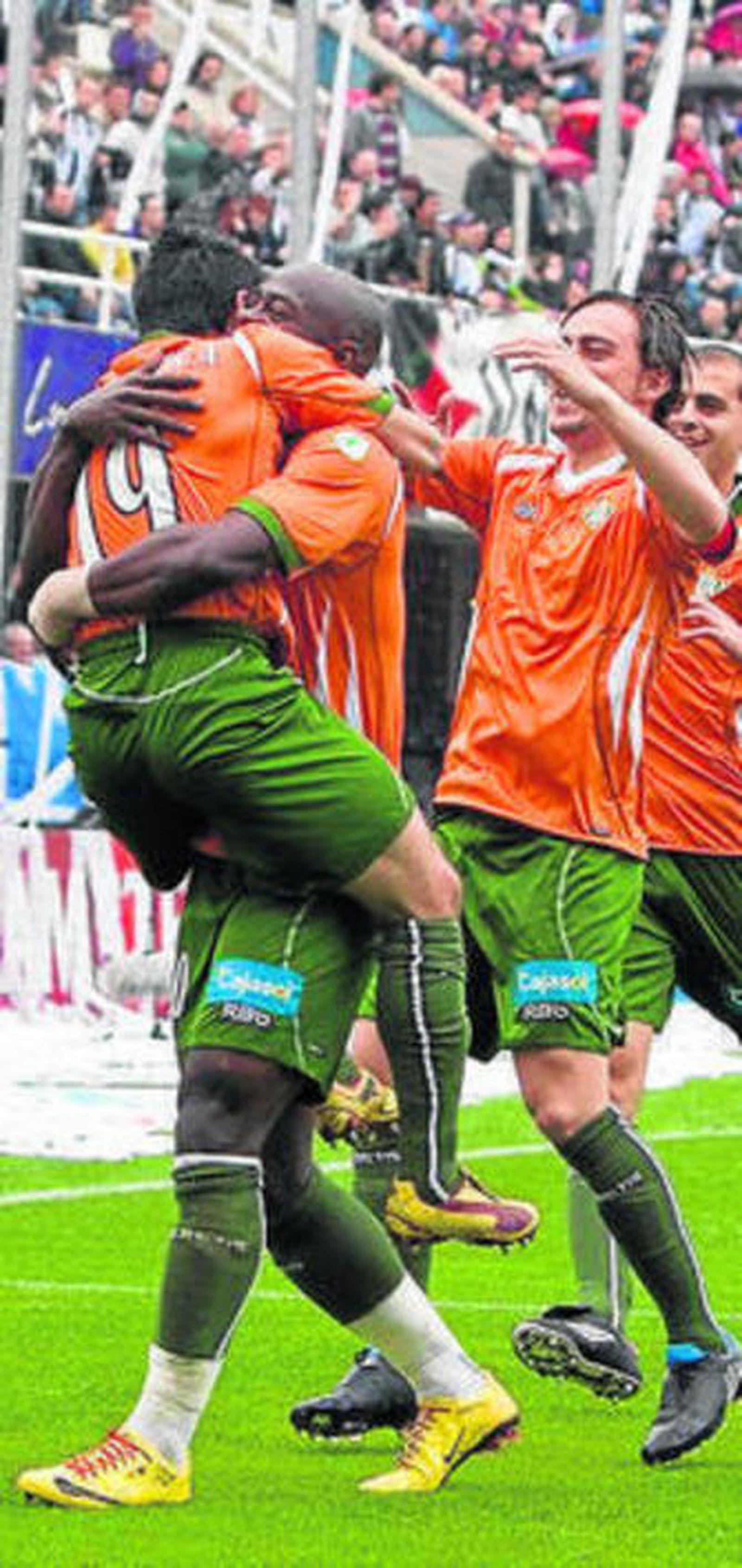 Los béticos celebran un gol.