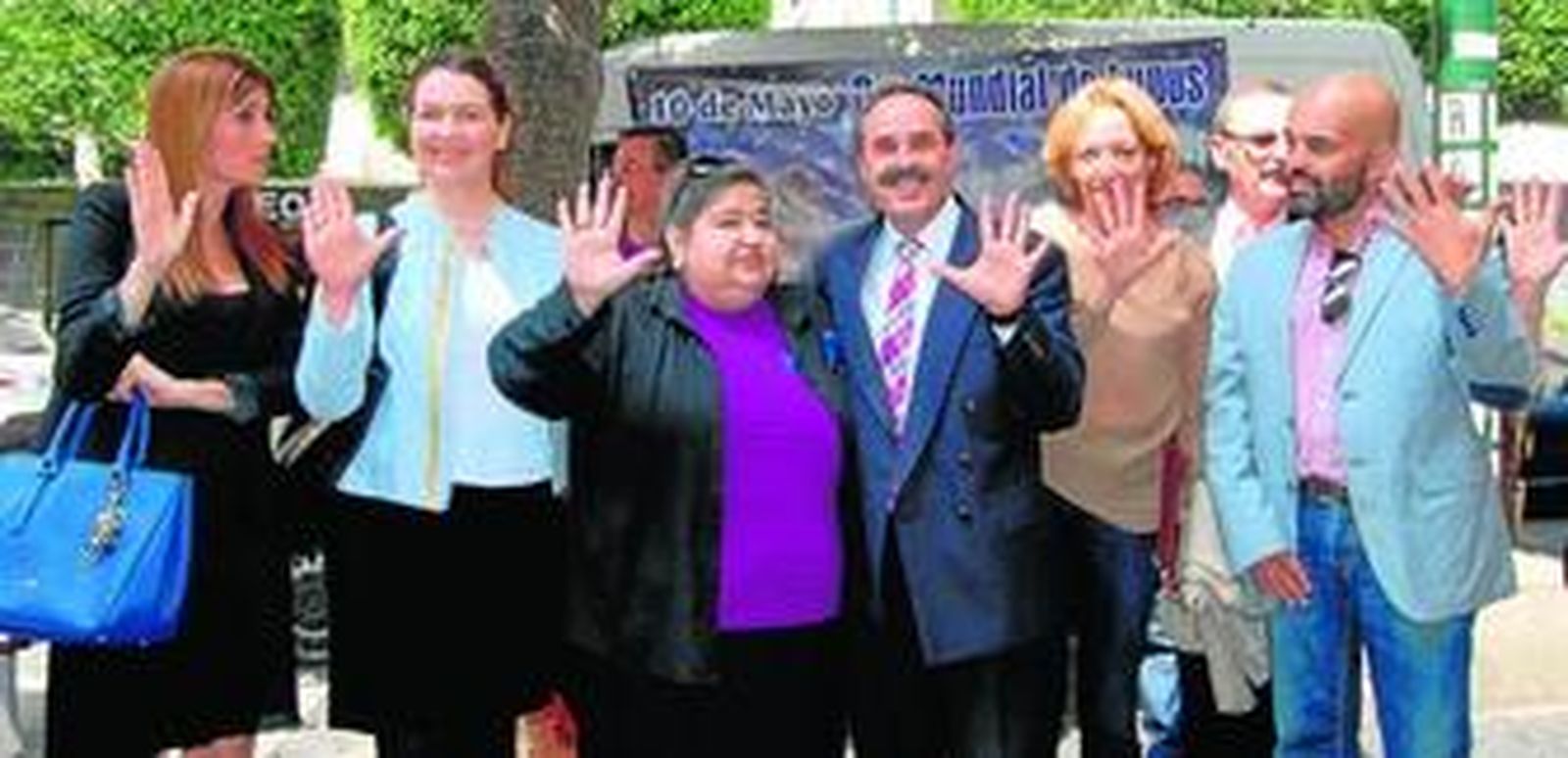 La presidenta de la asociación almeriense de lupus junto a los representantes de las administraciones públicas en un acto de concienciación celebrado ayer.