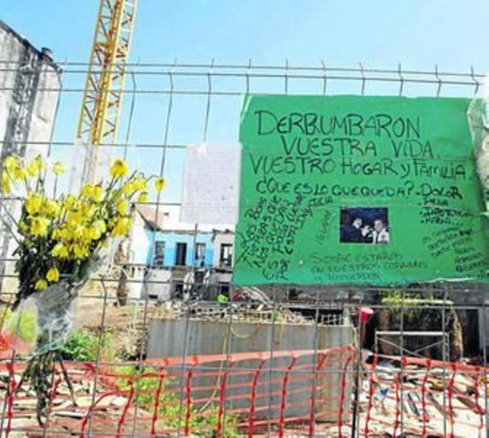 Muestras de dolor en la fachada del inmueble tras producirse el suceso.