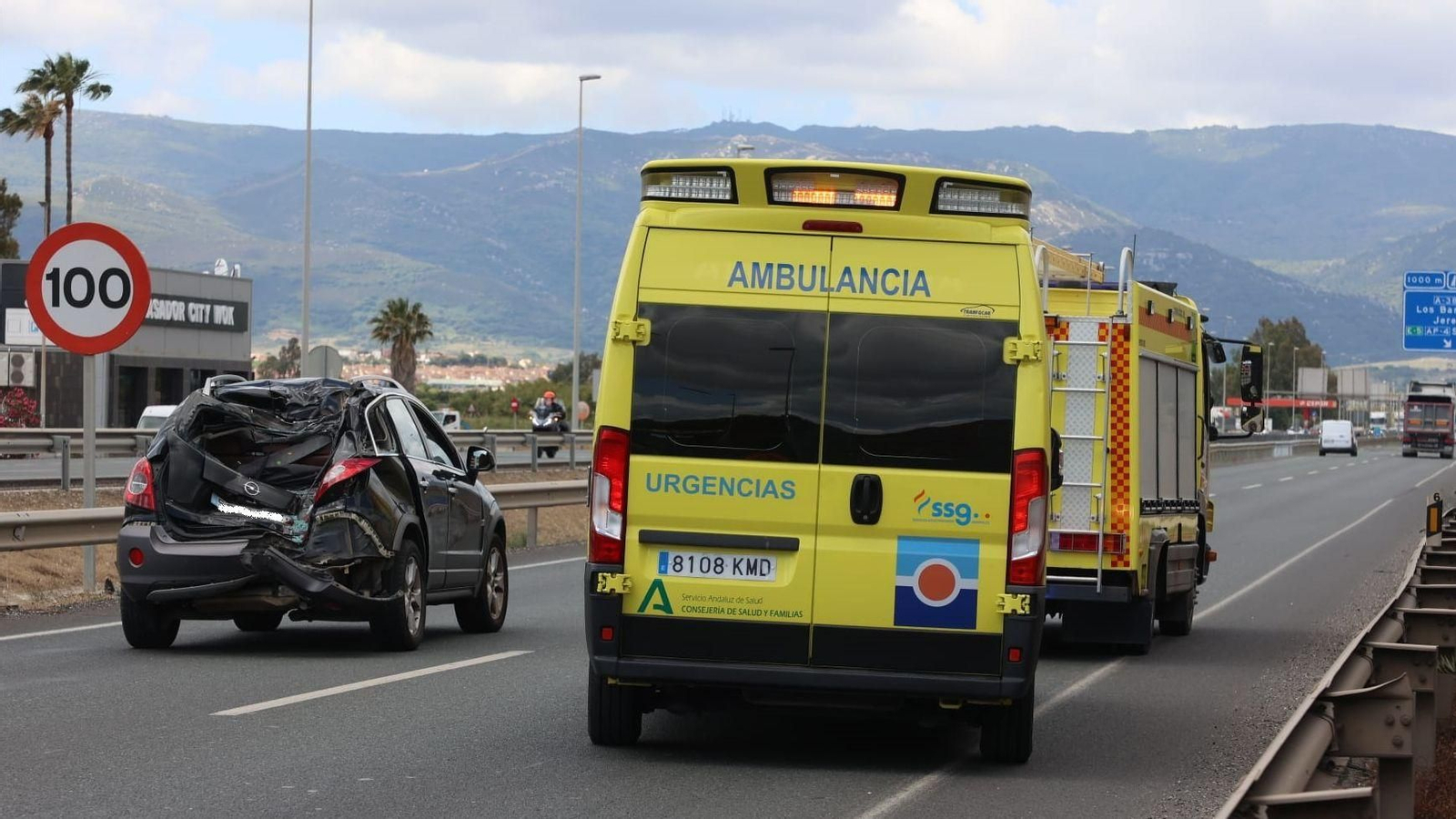 Un coche accidentado en la A-7.