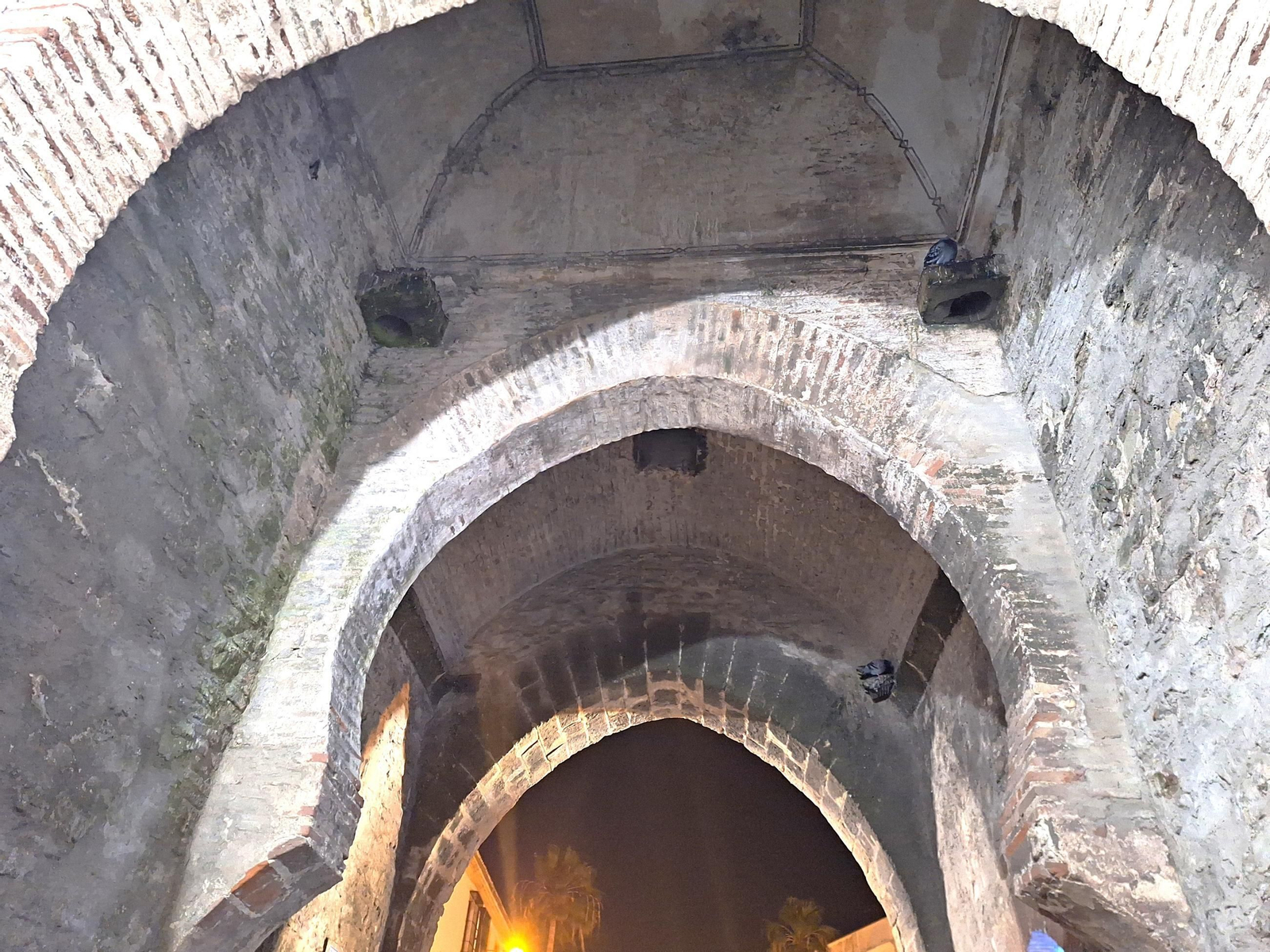 División de la bóveda con un arco central. En primer término, la bóveda de espejo; en segundo, la bóveda de cañón con su hueco. División de la bóveda con un arco central. En primer término, la bóveda de espejo; en segundo, la bóveda de cañón con su hueco.