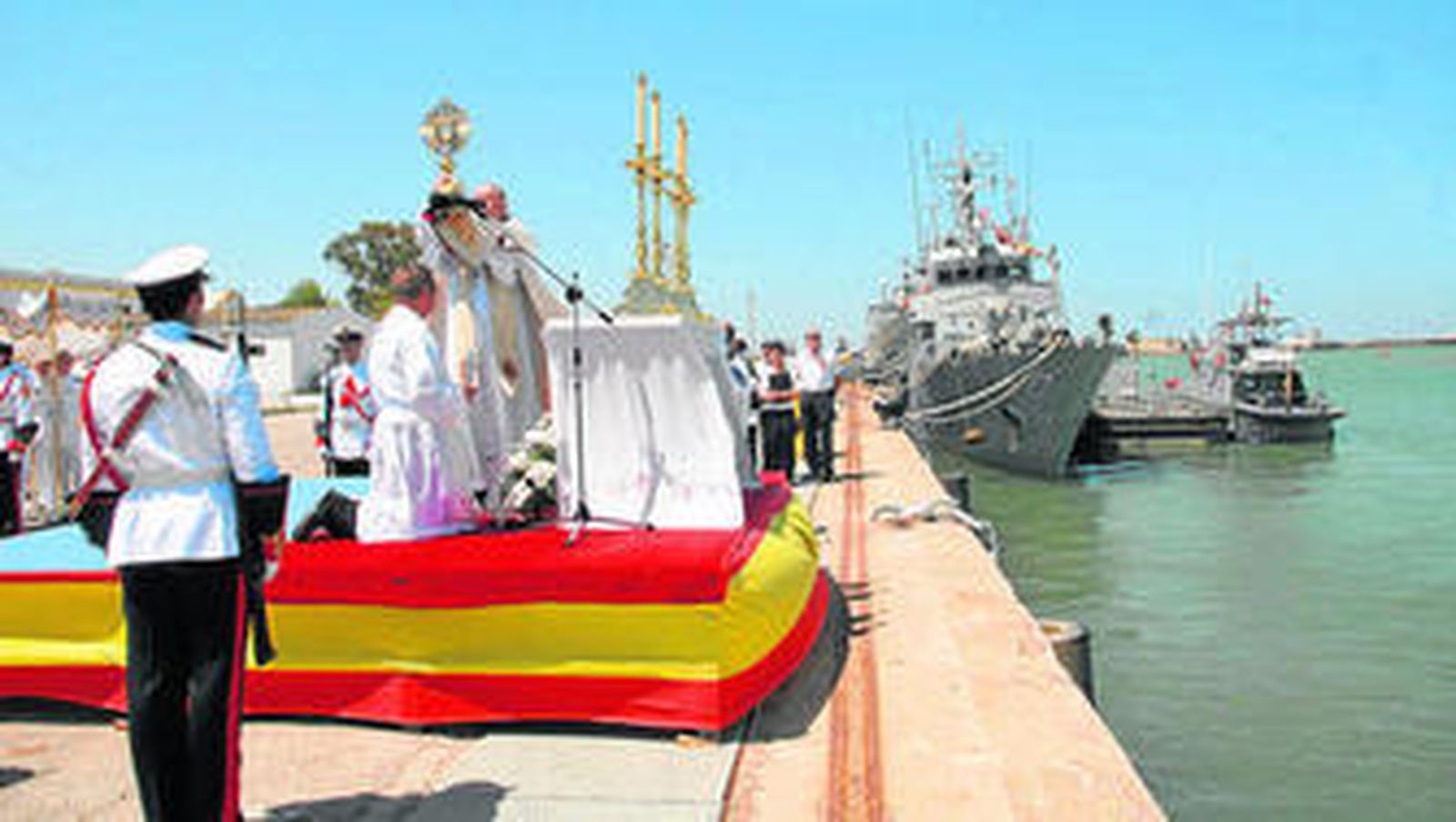 Momento en el que se bendicen las aguas desde el muelle del Arsenal de La Carraca.