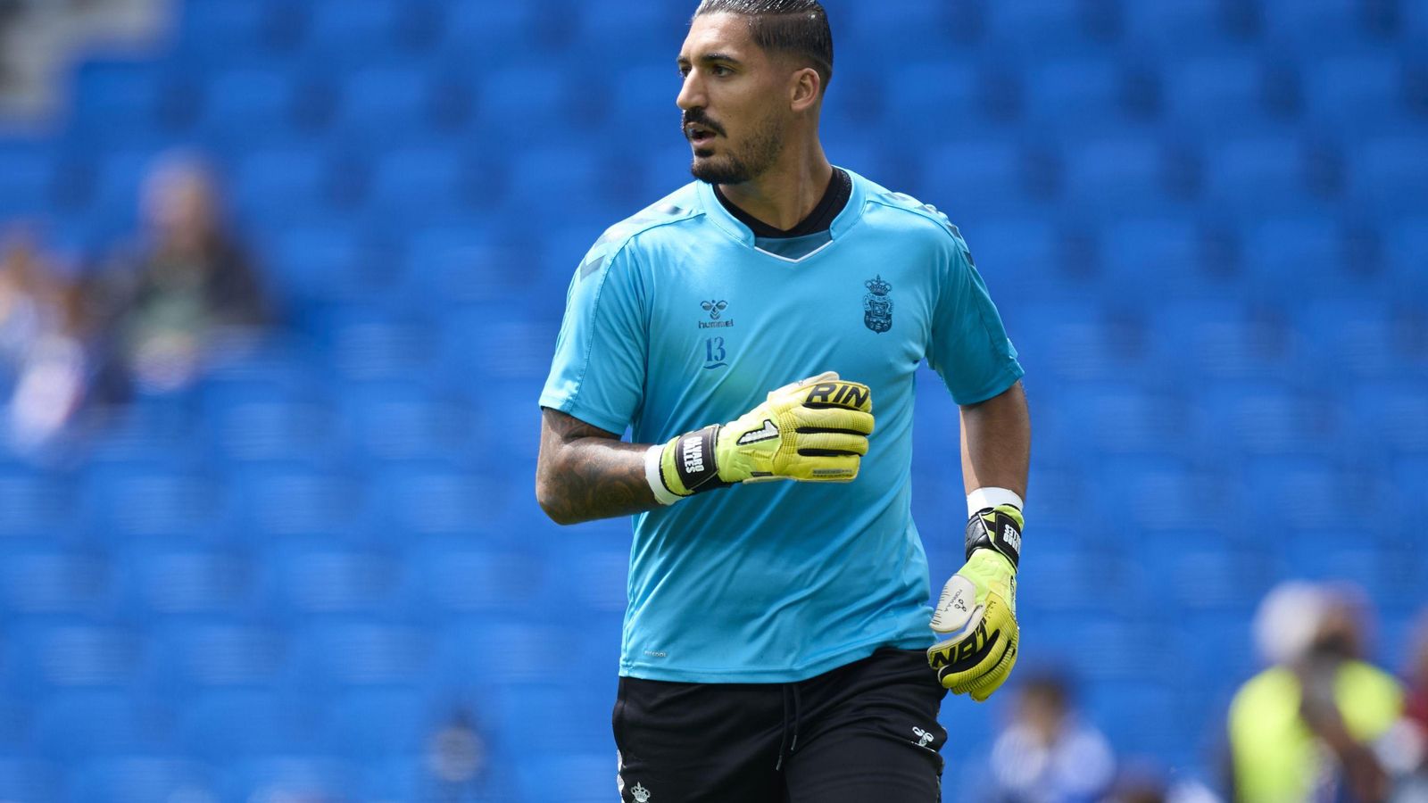 Álvaro Valles realiza ejercicios en el calentamiento previo a un partido de Las Palmas de esta temporada.