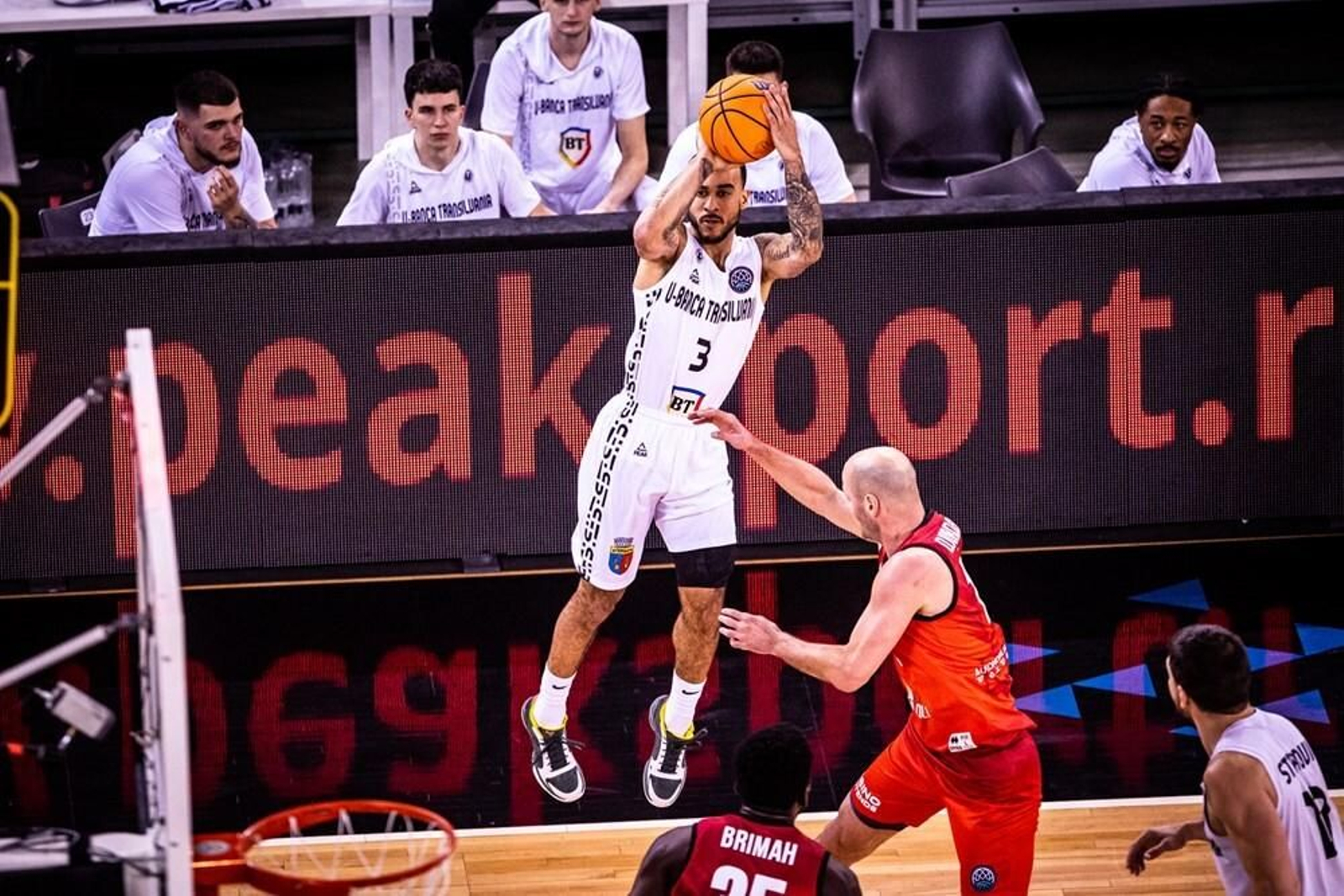 Brandon Brown lanza a canasta en el partido.