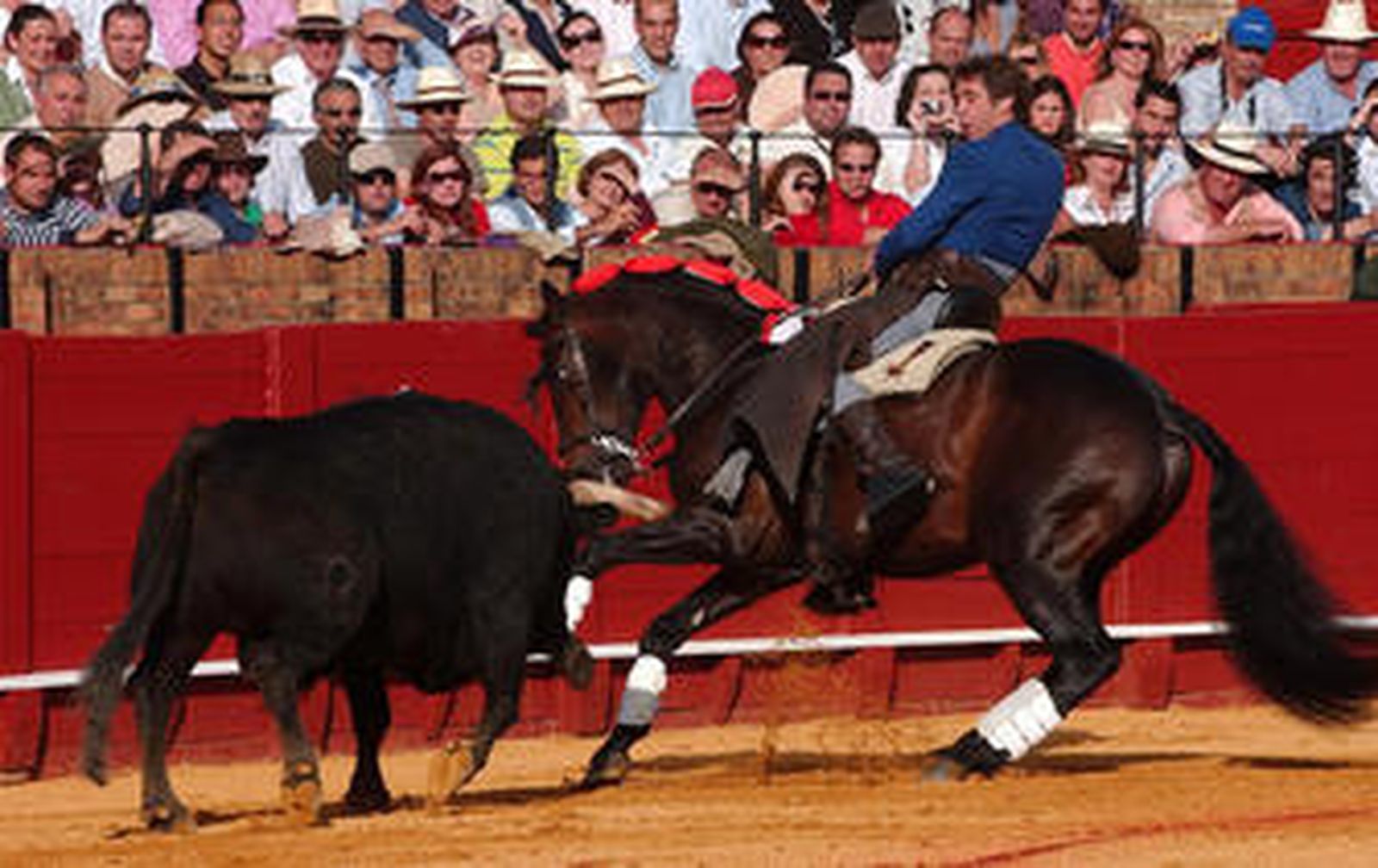 Pablo Hermoso de Mendoza, toreando a dos pistas, a lomos de 'Chenel'.
