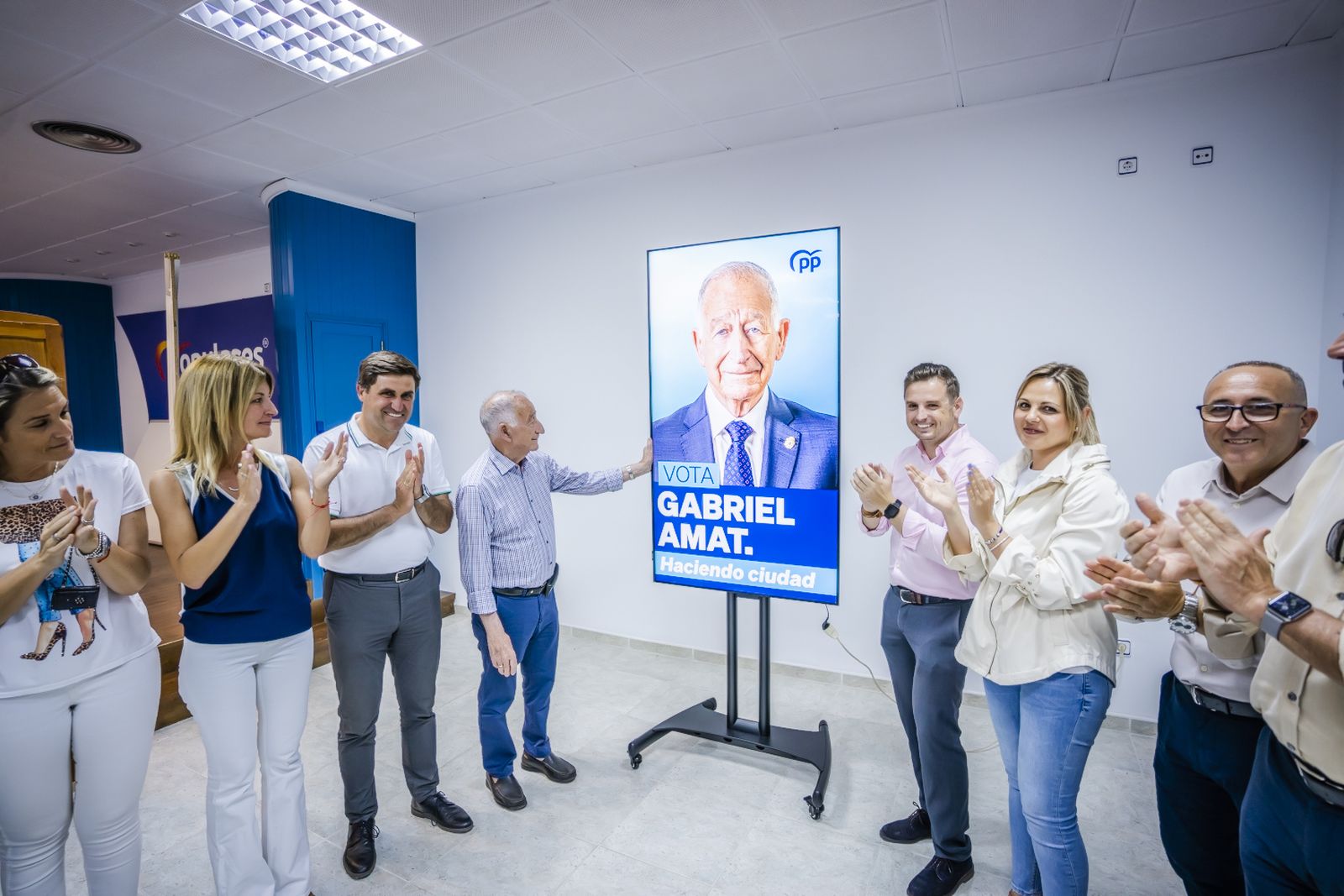 Cartel electoral del PP de Roquetas, con Amat como protagonista.