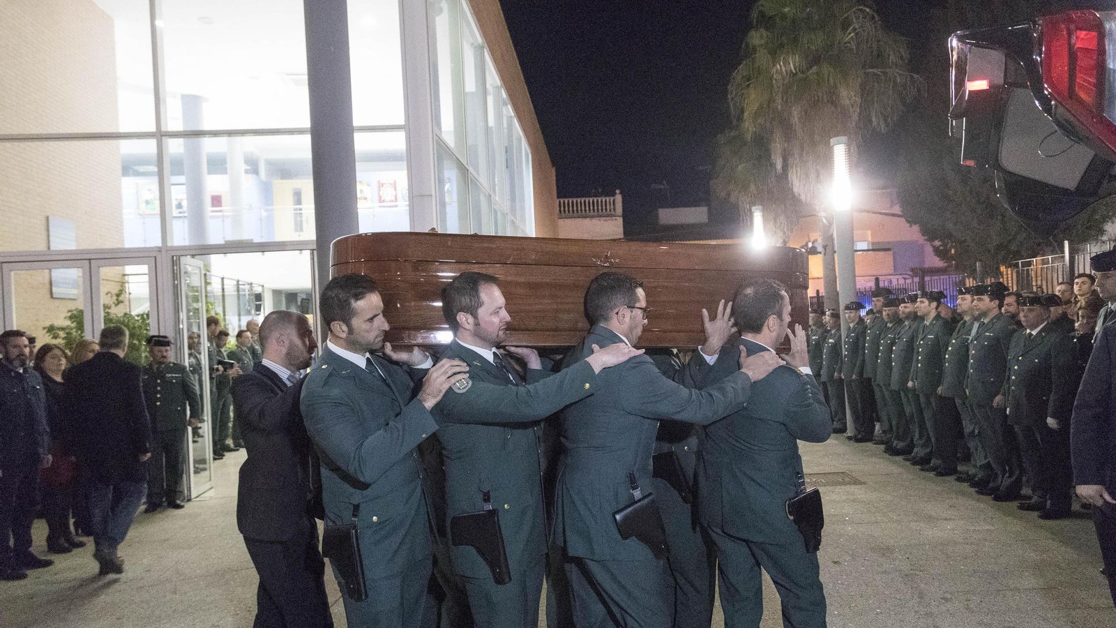 Llegada del féretro al centro cívico de Guillena, portado por ocho guardias civiles.