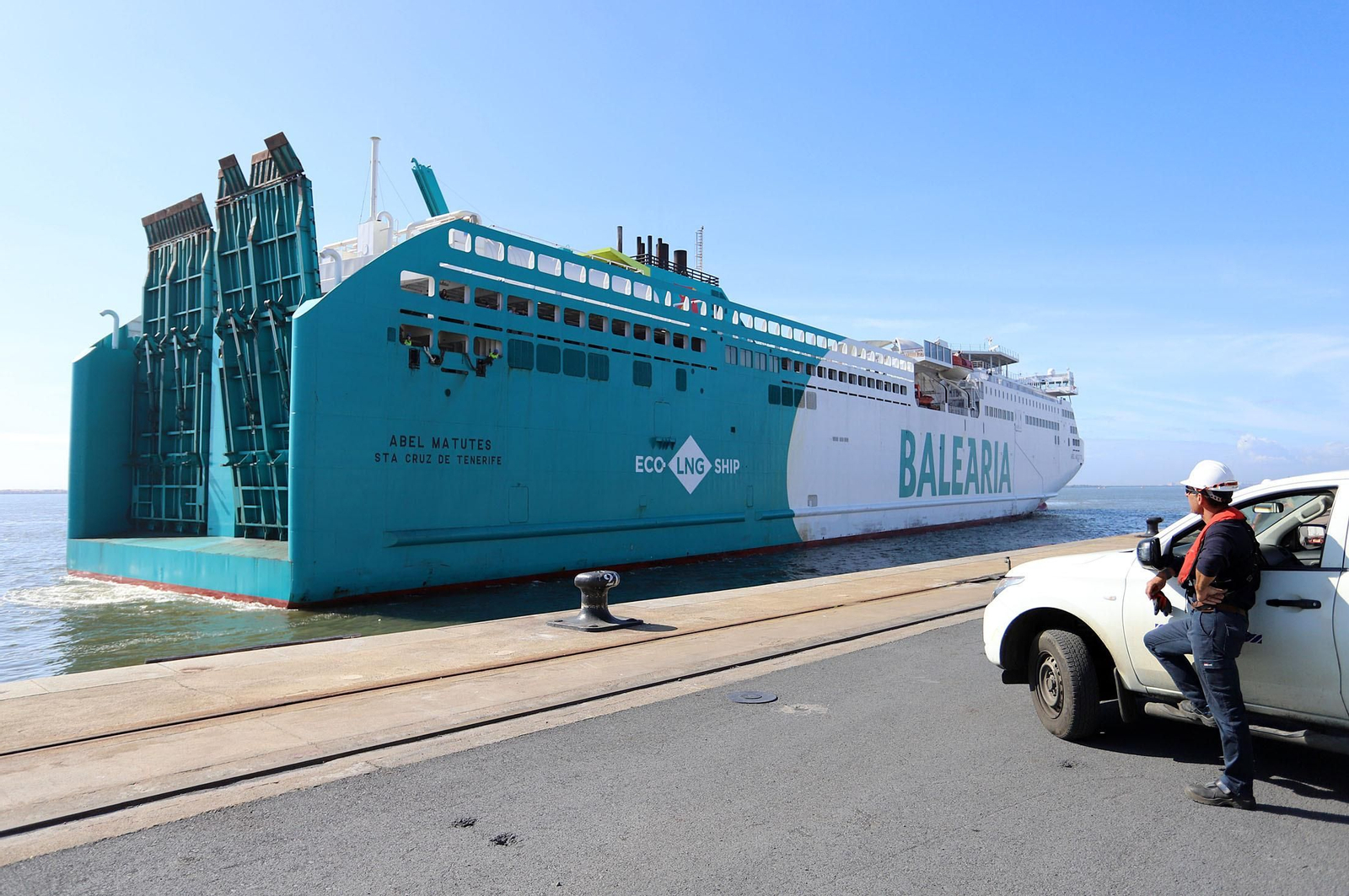 Imágenes de la llegada de un buque de Baleària al Puerto de Huelva